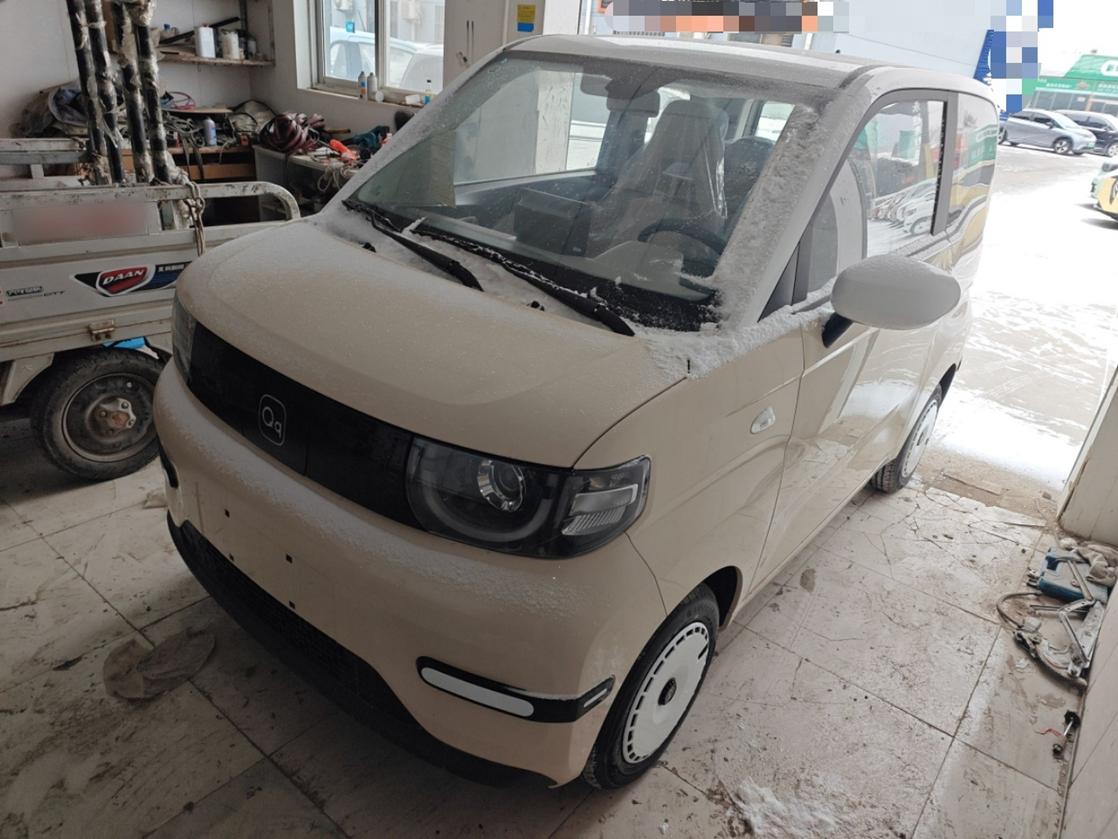 Под передней частью автомобиля