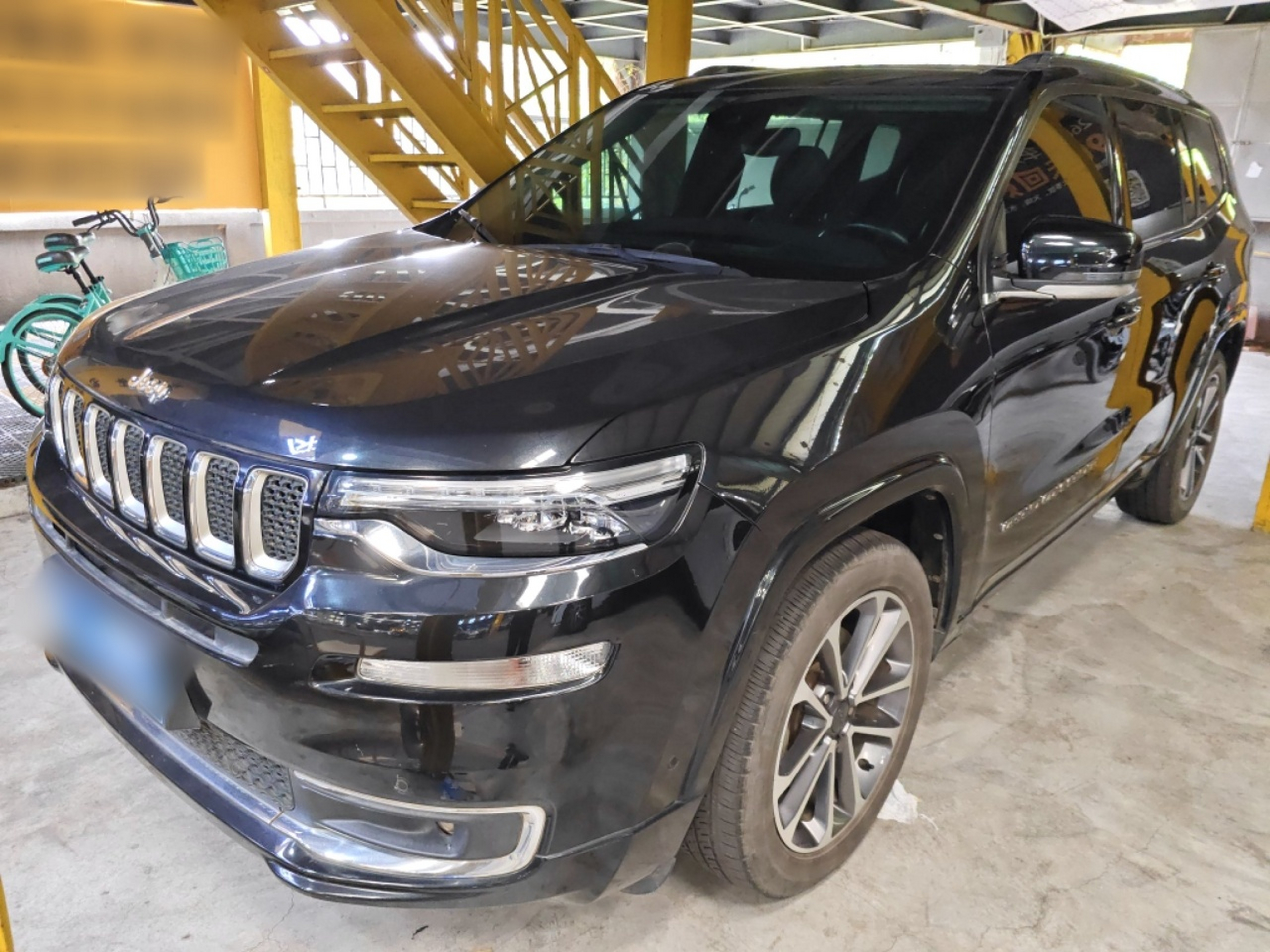 Под передней частью автомобиля