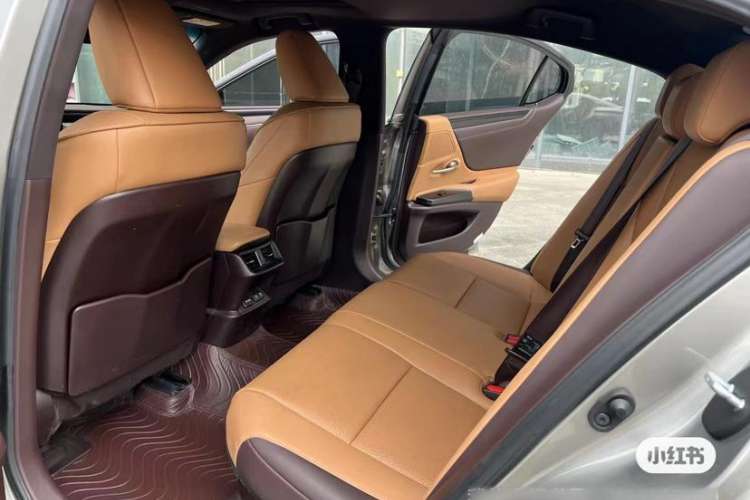 Used Lexus ES 2020 300h Deluxe Edition
