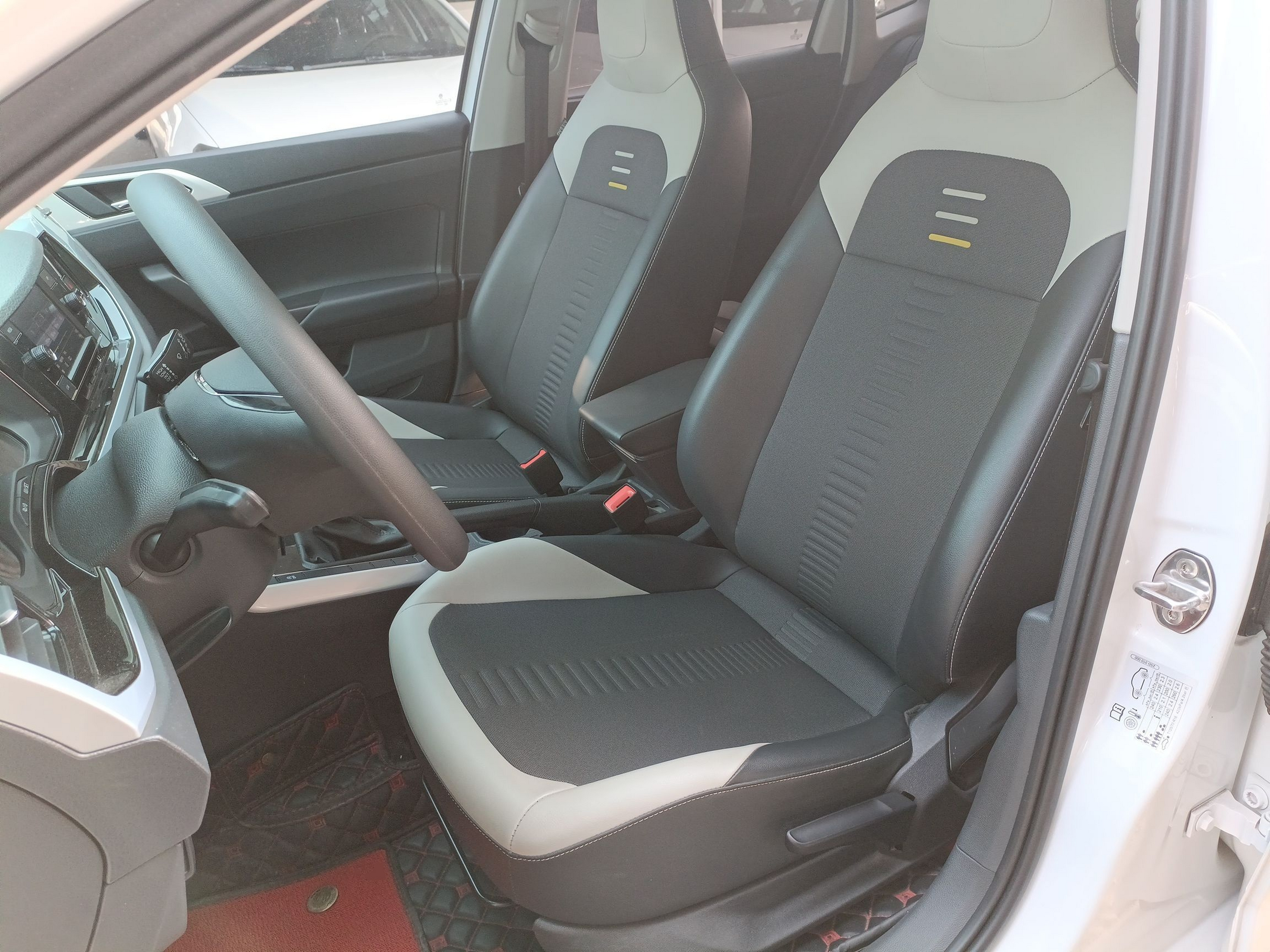 المقاعد الأمامية داخل السيارة