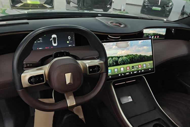 Used  11 2024 730 Luxury Edition with Three Lasers and Rear-Wheel Drive
