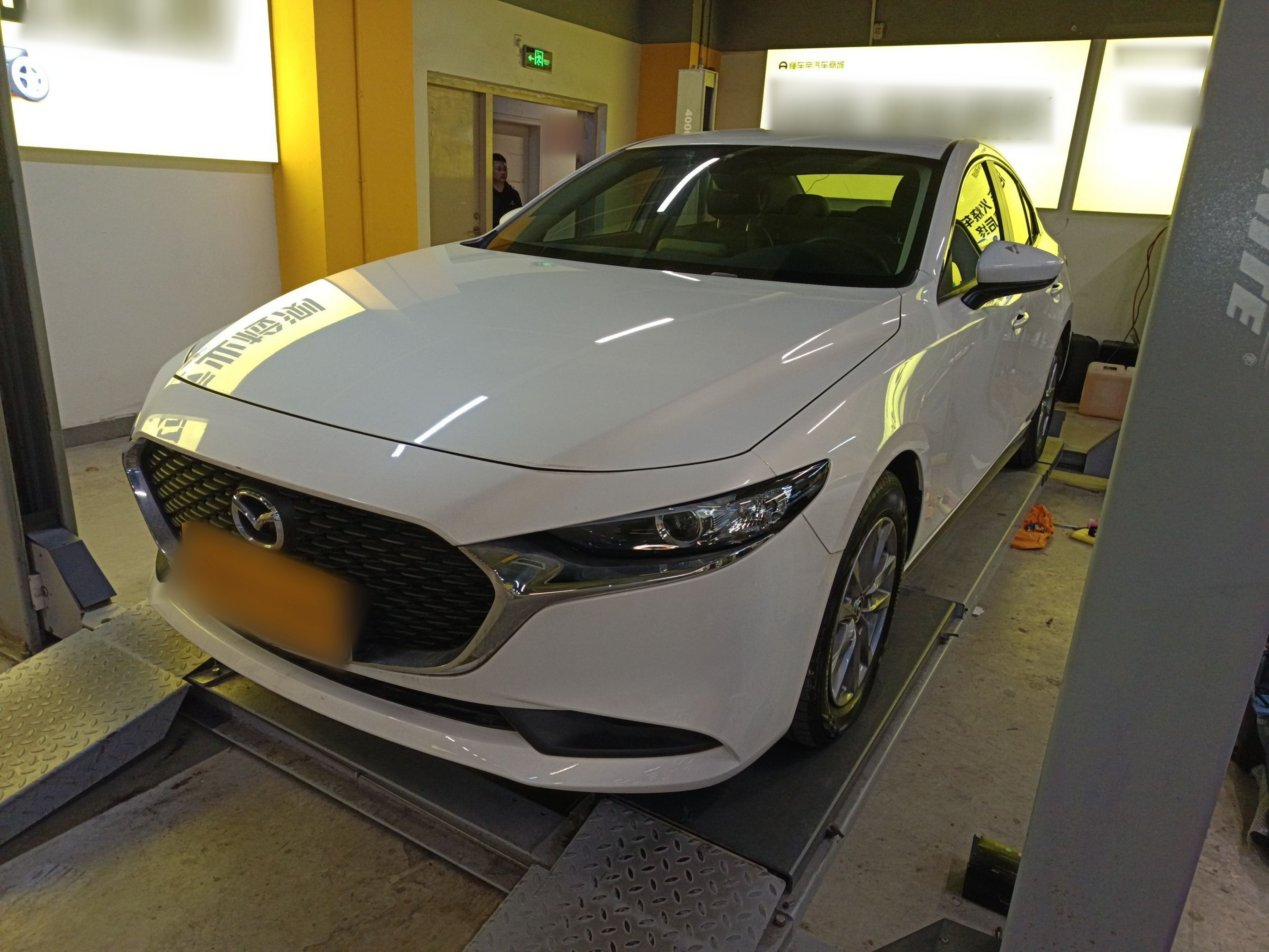 Под передней частью автомобиля