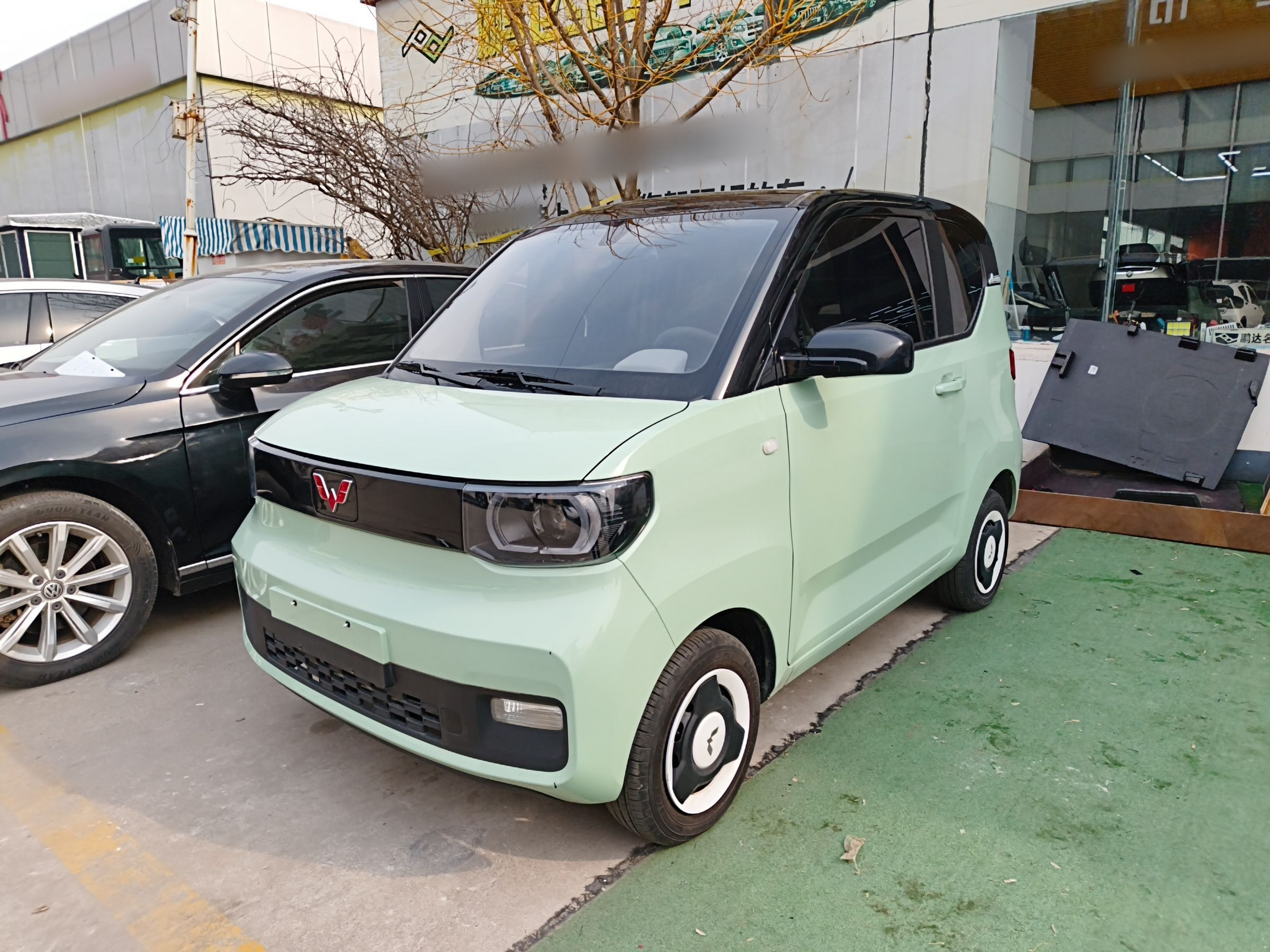 Под передней частью автомобиля