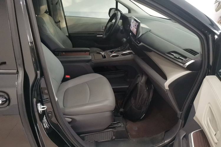 Used Toyota Granvia 2023 2.5L Hybrid Luxury Edition
