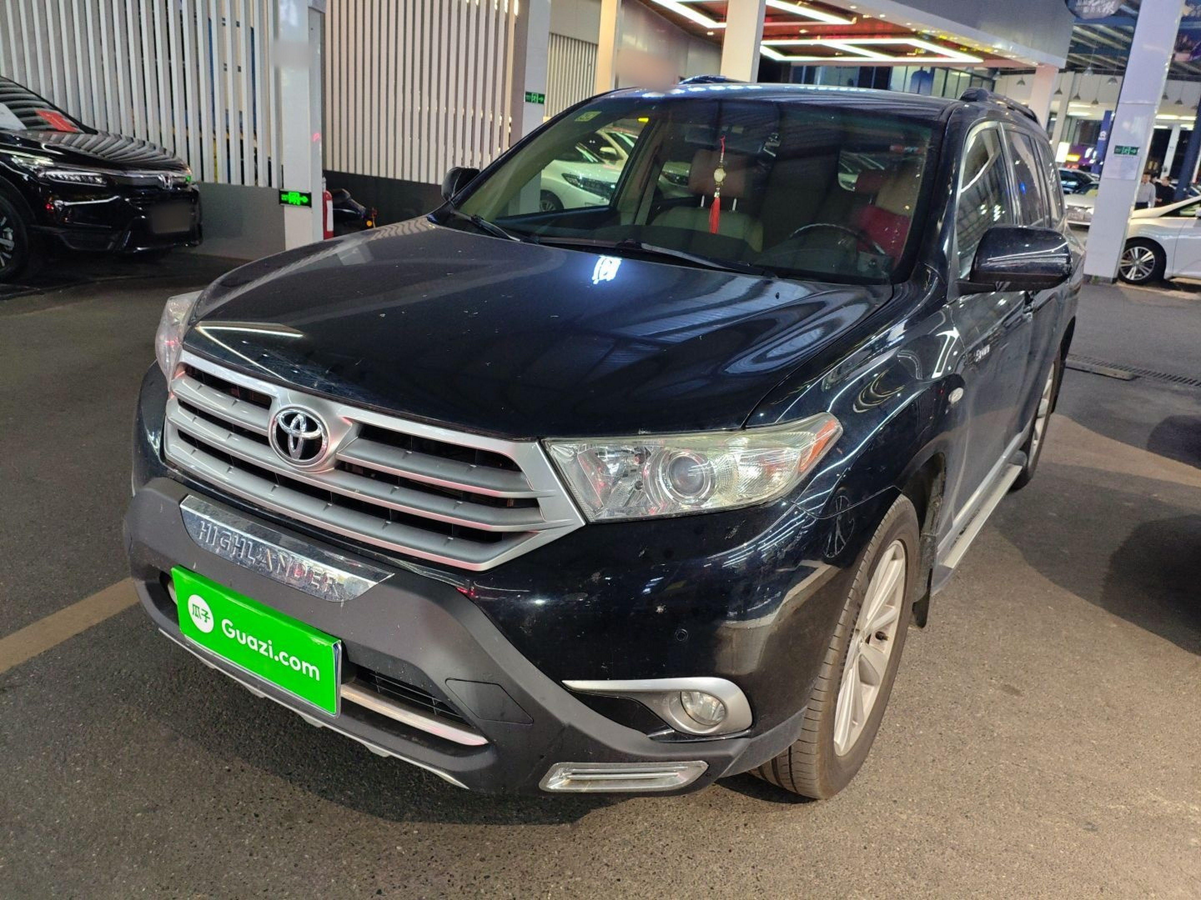 تحت مقدمة السيارة