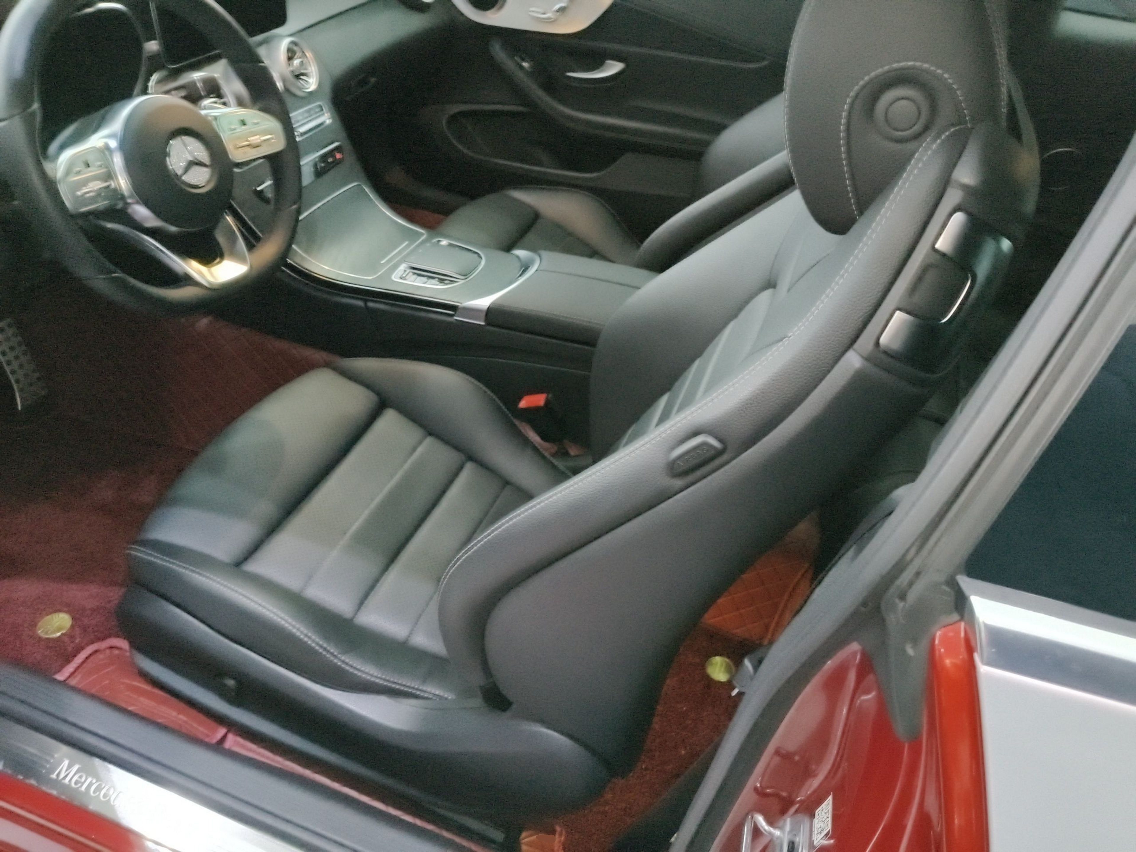 Переднее сиденье в автомобиле