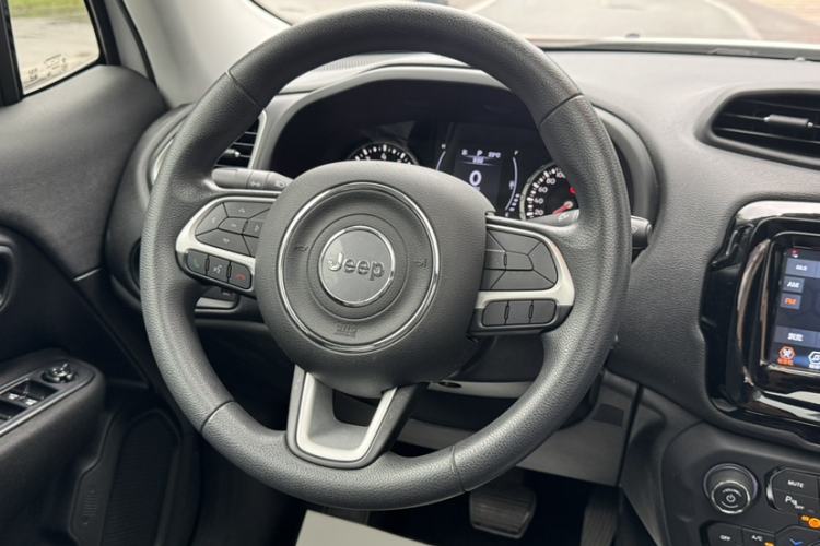 Used  Renegade 2019 220T Automatic Leading Edition