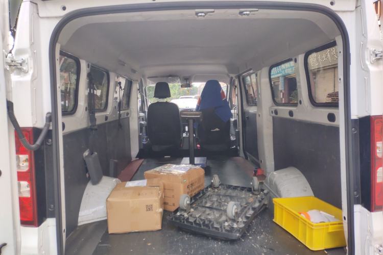 Used Wuling Yangguang 2024 300KM Comfort Version Passenger Van 75kW