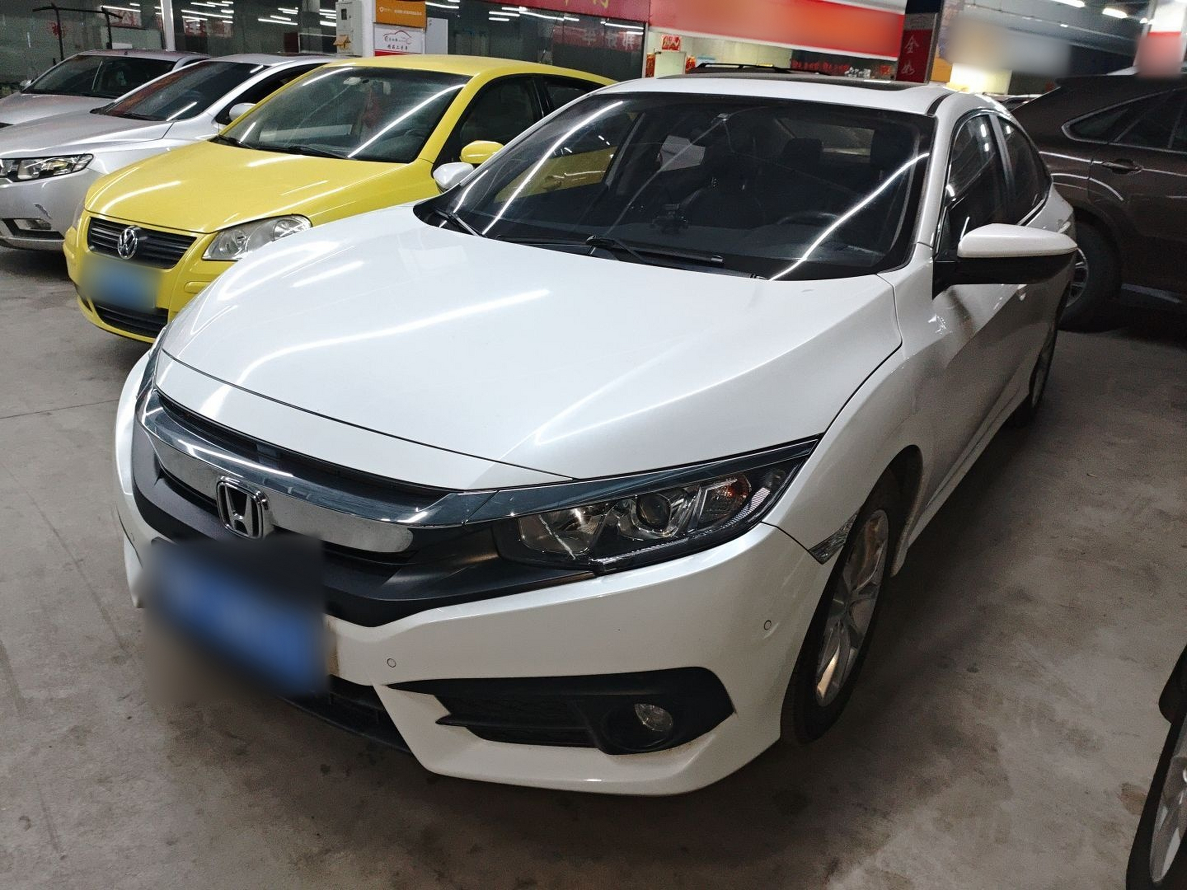 تحت مقدمة السيارة