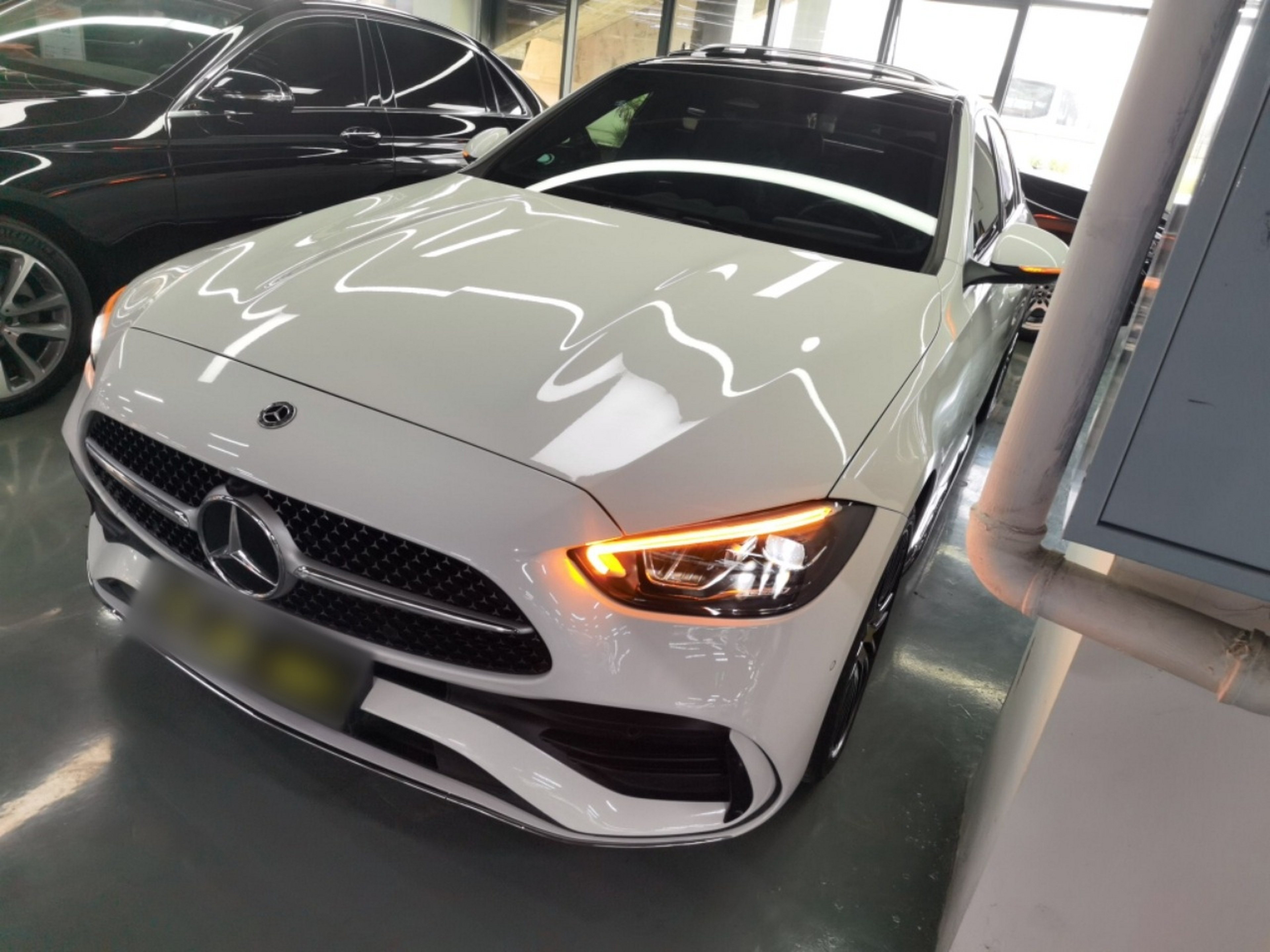 تحت مقدمة السيارة