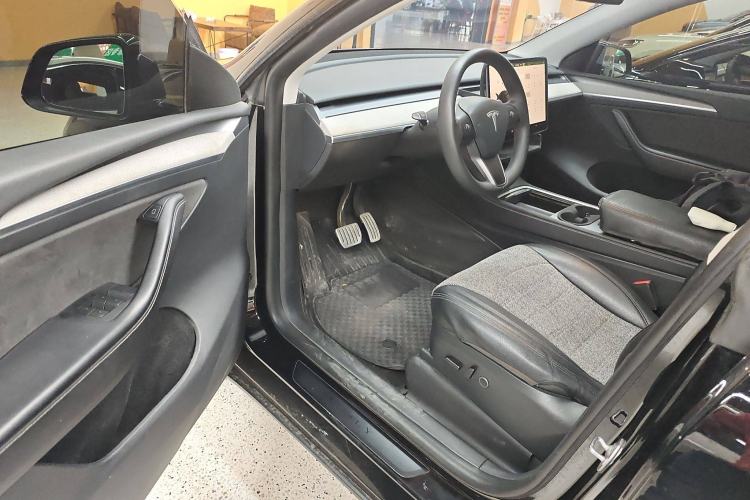 Used Tesla Model Y 2023 Long-Range All-Wheel-Drive Version
