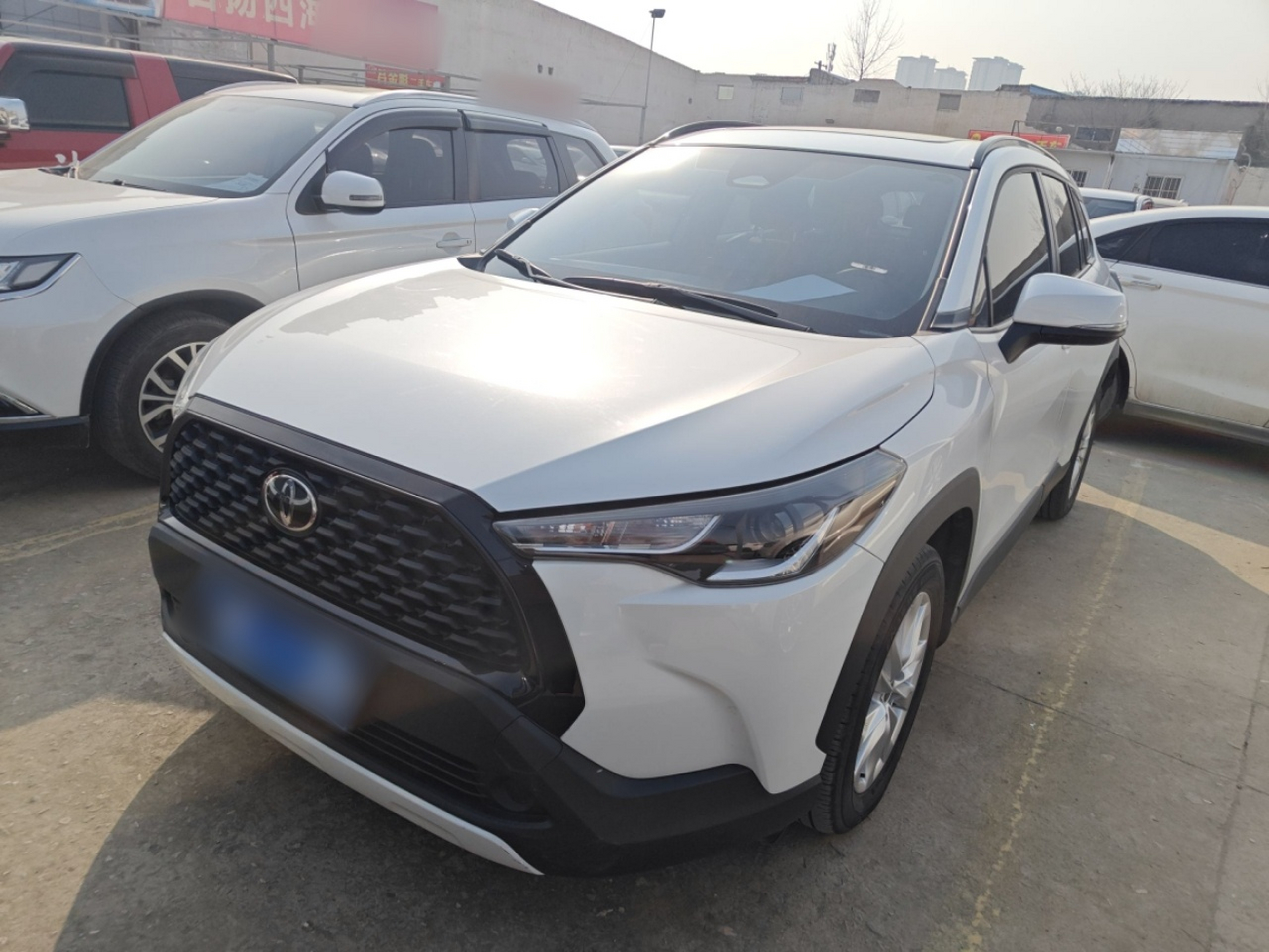 تحت مقدمة السيارة