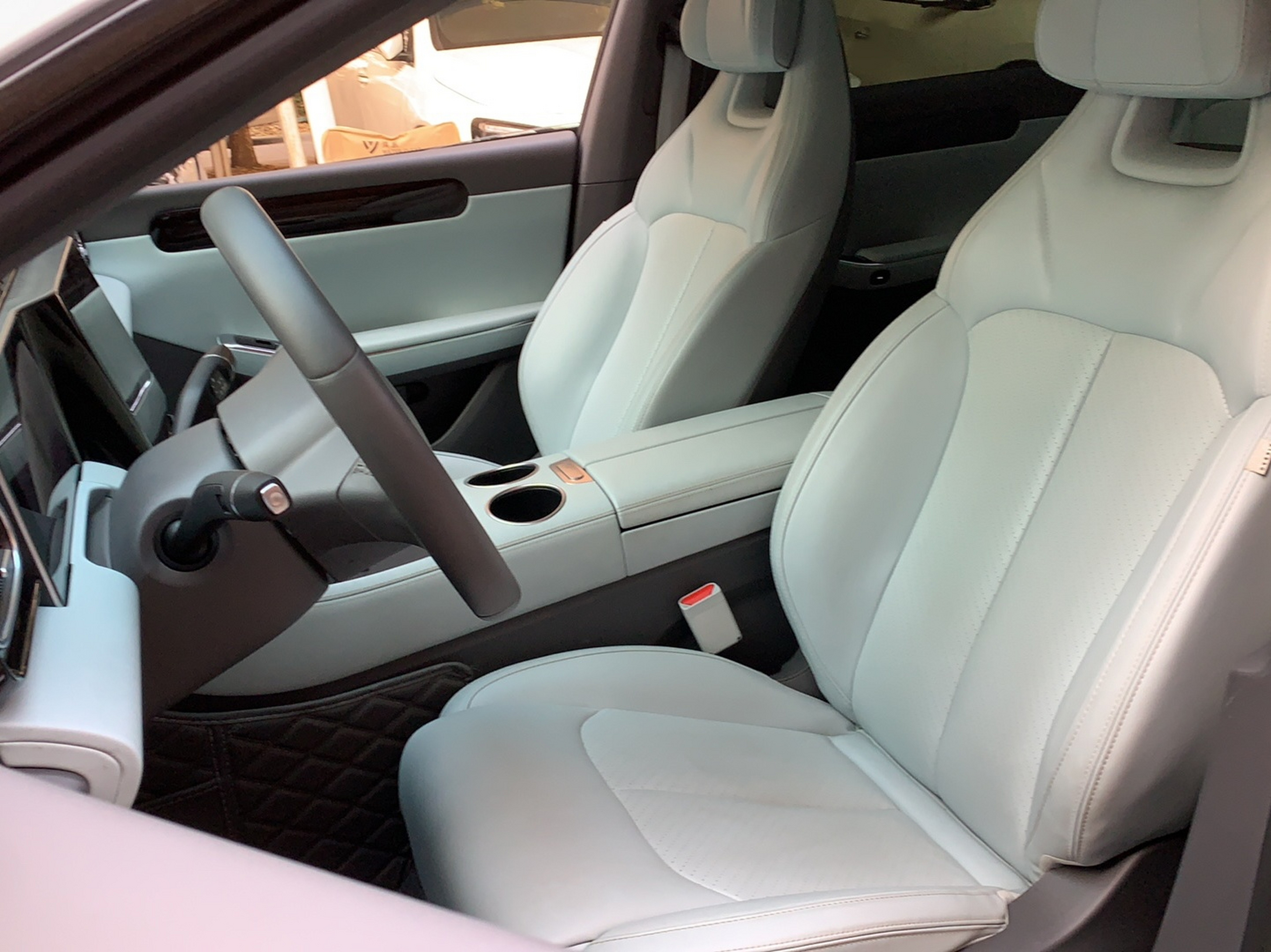 Переднее сиденье в автомобиле