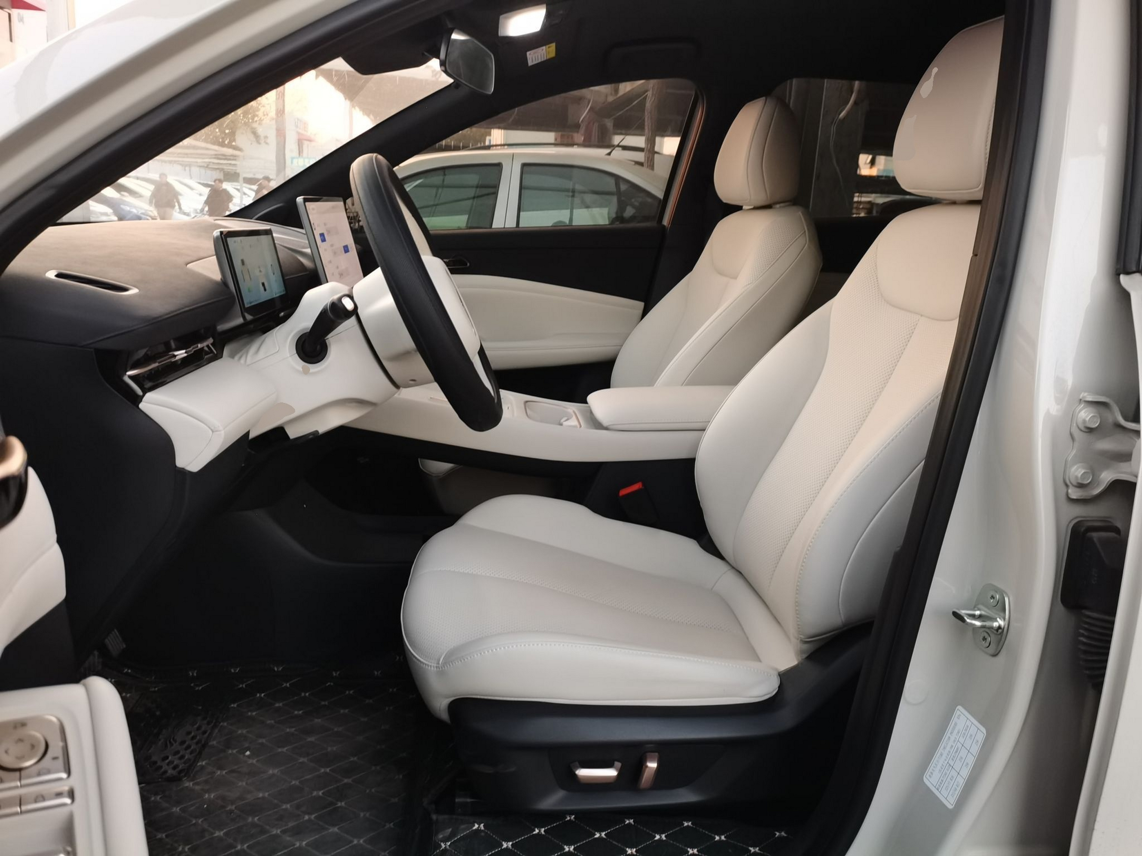 المقاعد الأمامية داخل السيارة