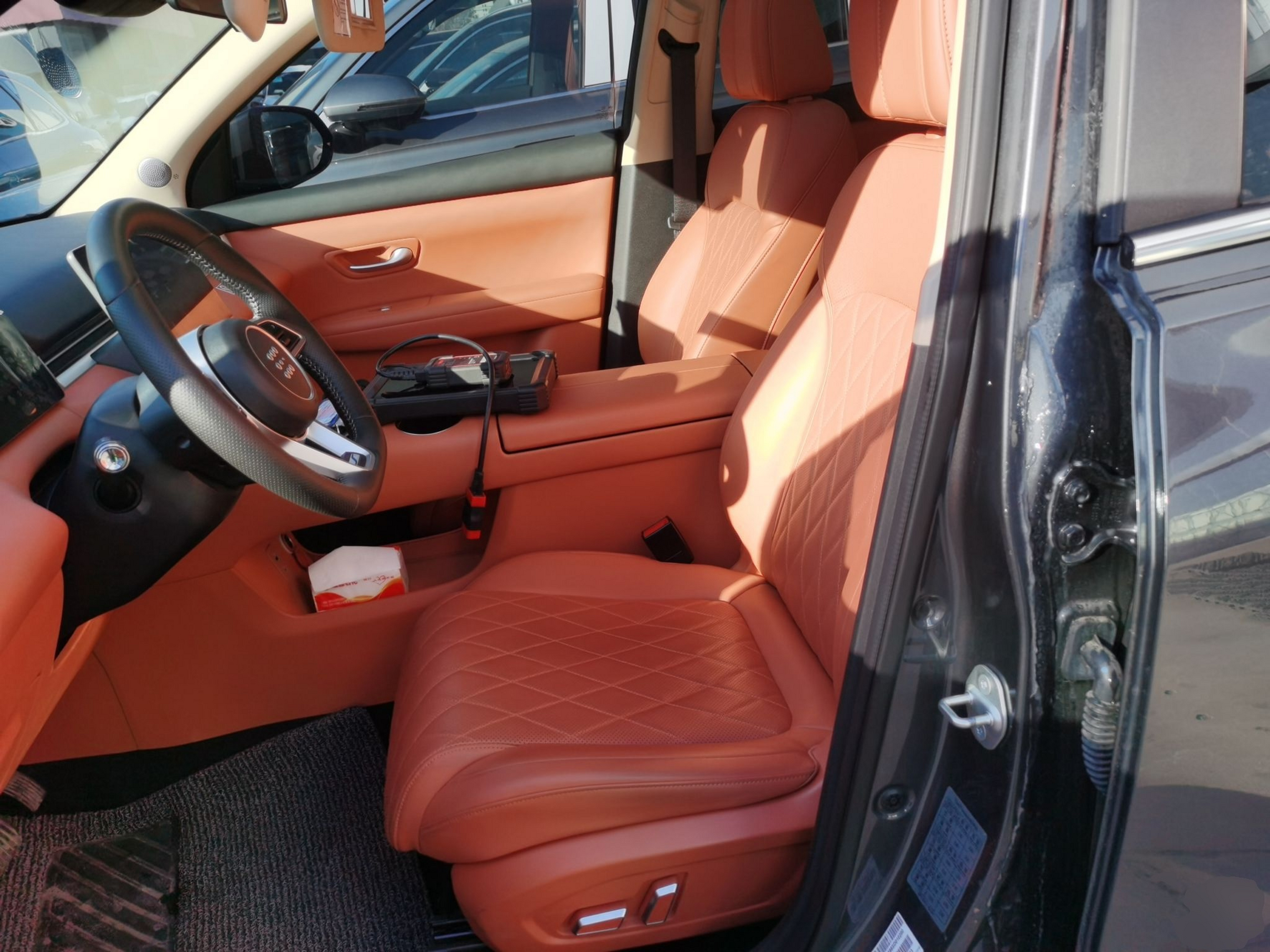 المقاعد الأمامية داخل السيارة