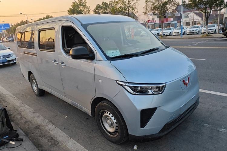 Used Wuling Yangguang 2024 300KM Comfort Version Passenger Van 75kW

