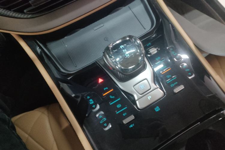 Used Denza D9 2022 DM-i 970 Four-Wheel Drive Prestige Model
