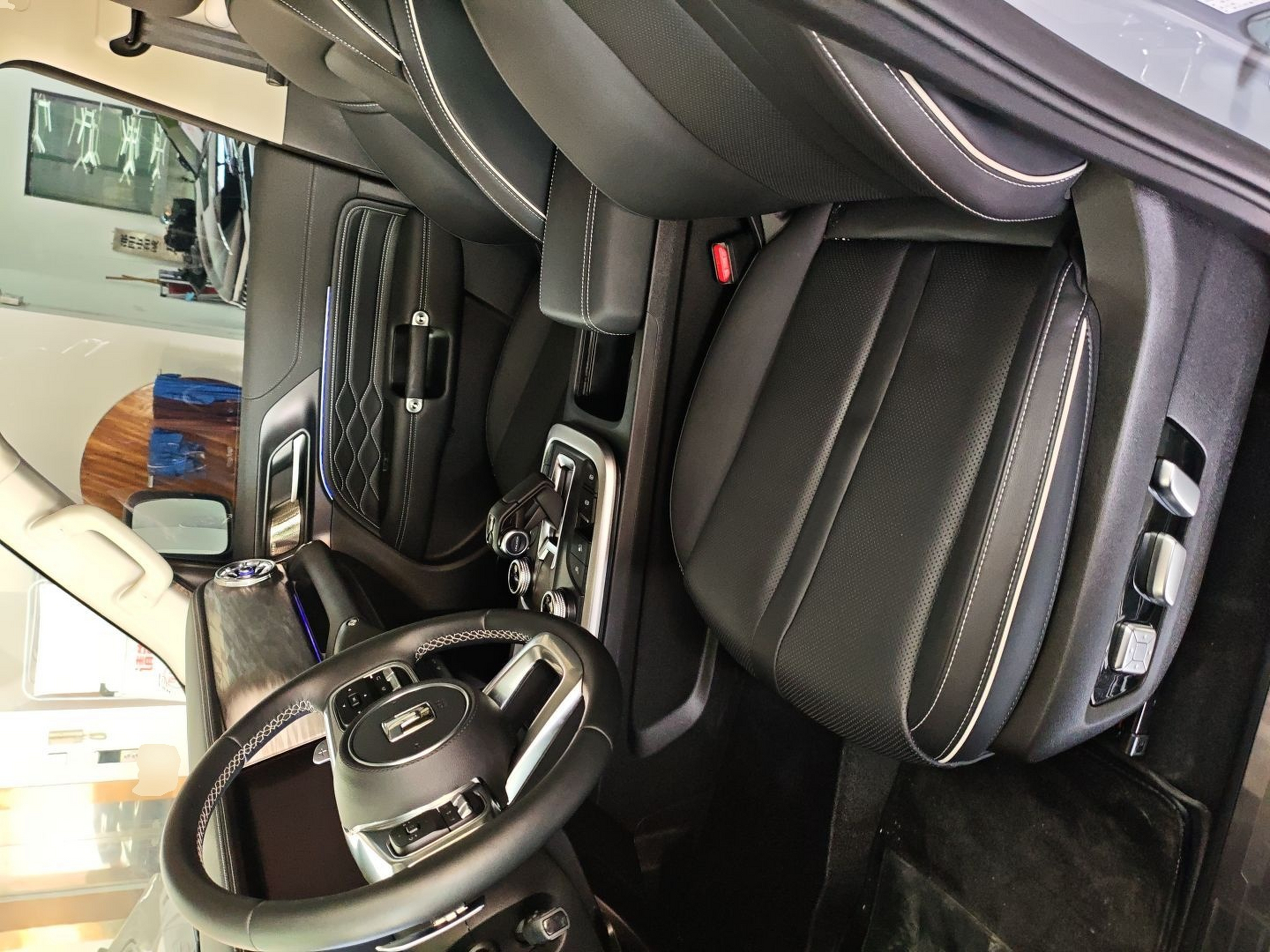 المقاعد الأمامية داخل السيارة