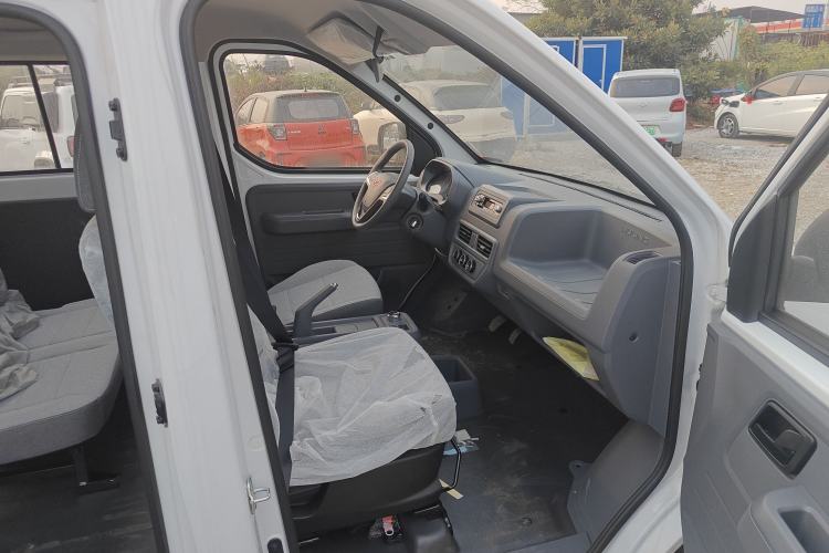 Used Wuling Yangguang 2024 300KM Comfort Version Passenger Van 75kW
