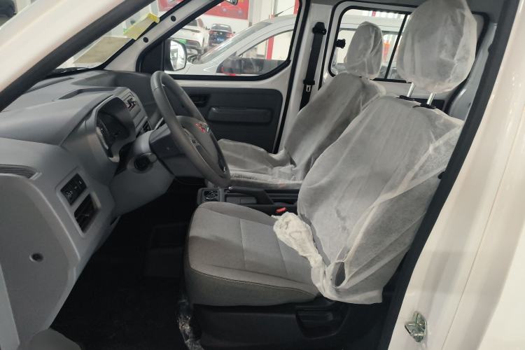 Used Wuling Yangguang 2024 300KM Comfort Version Passenger Van 75kW
