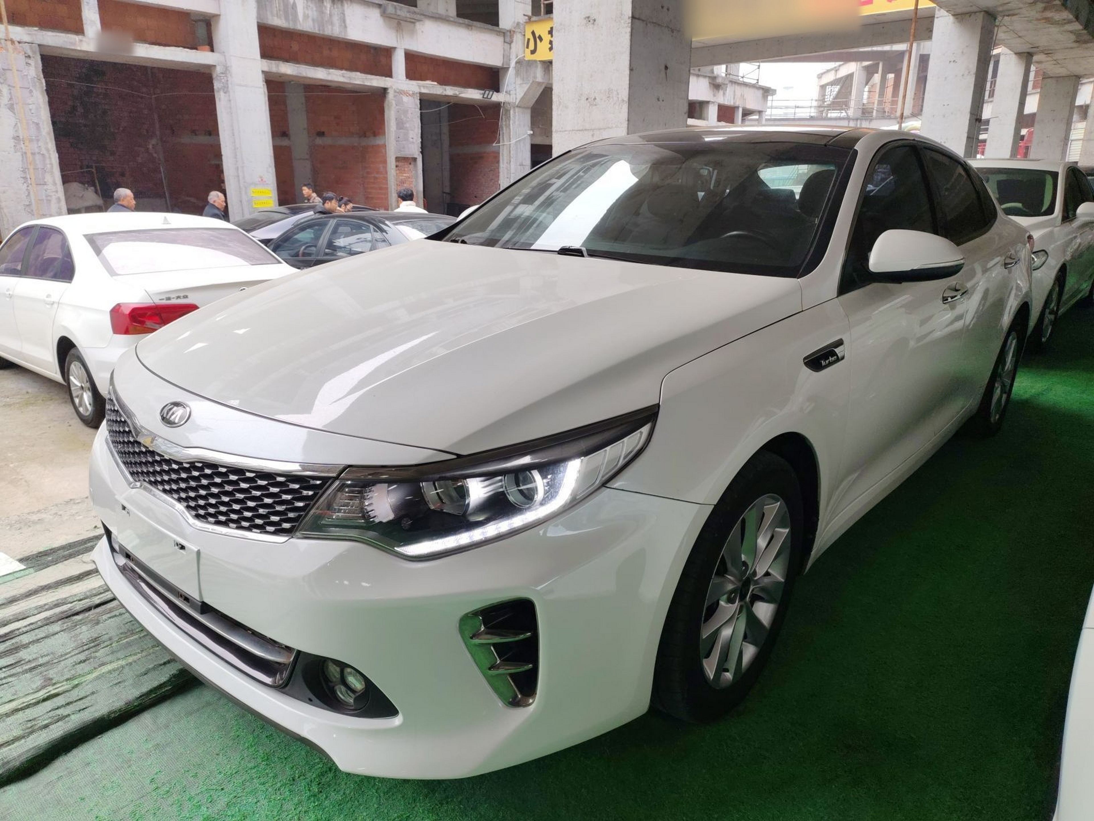 تحت مقدمة السيارة