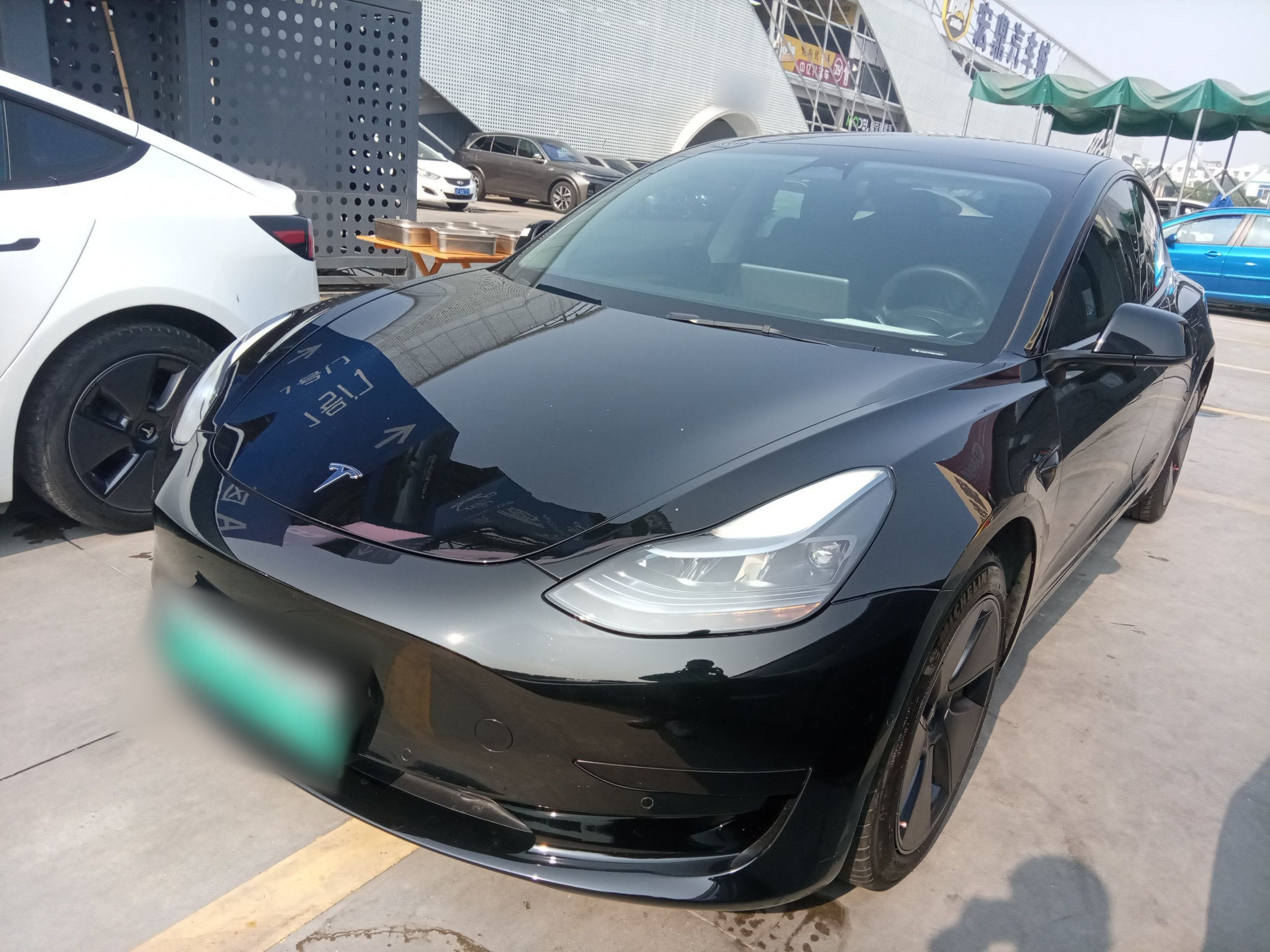 Под передней частью автомобиля