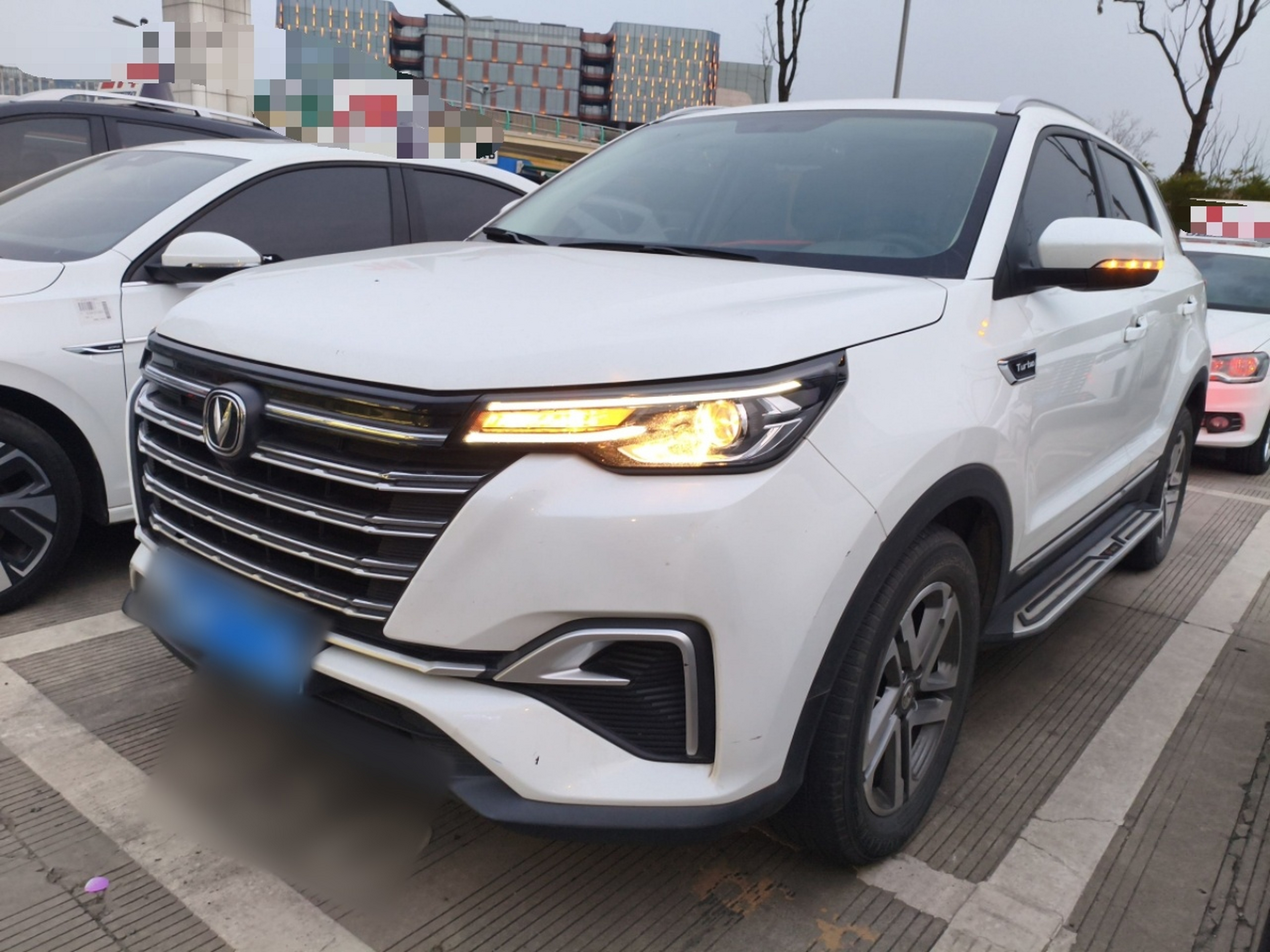 Под передней частью автомобиля