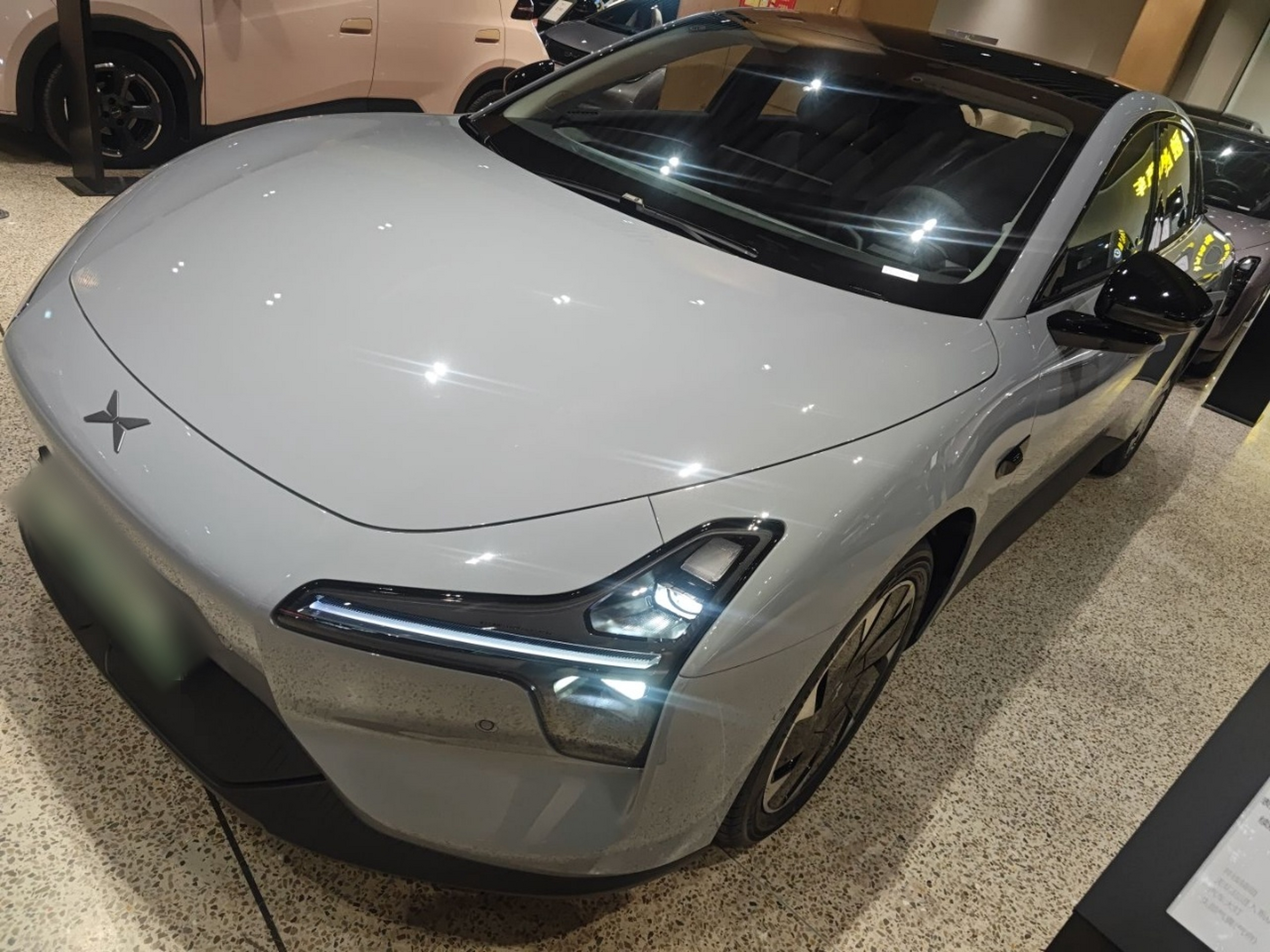 تحت مقدمة السيارة