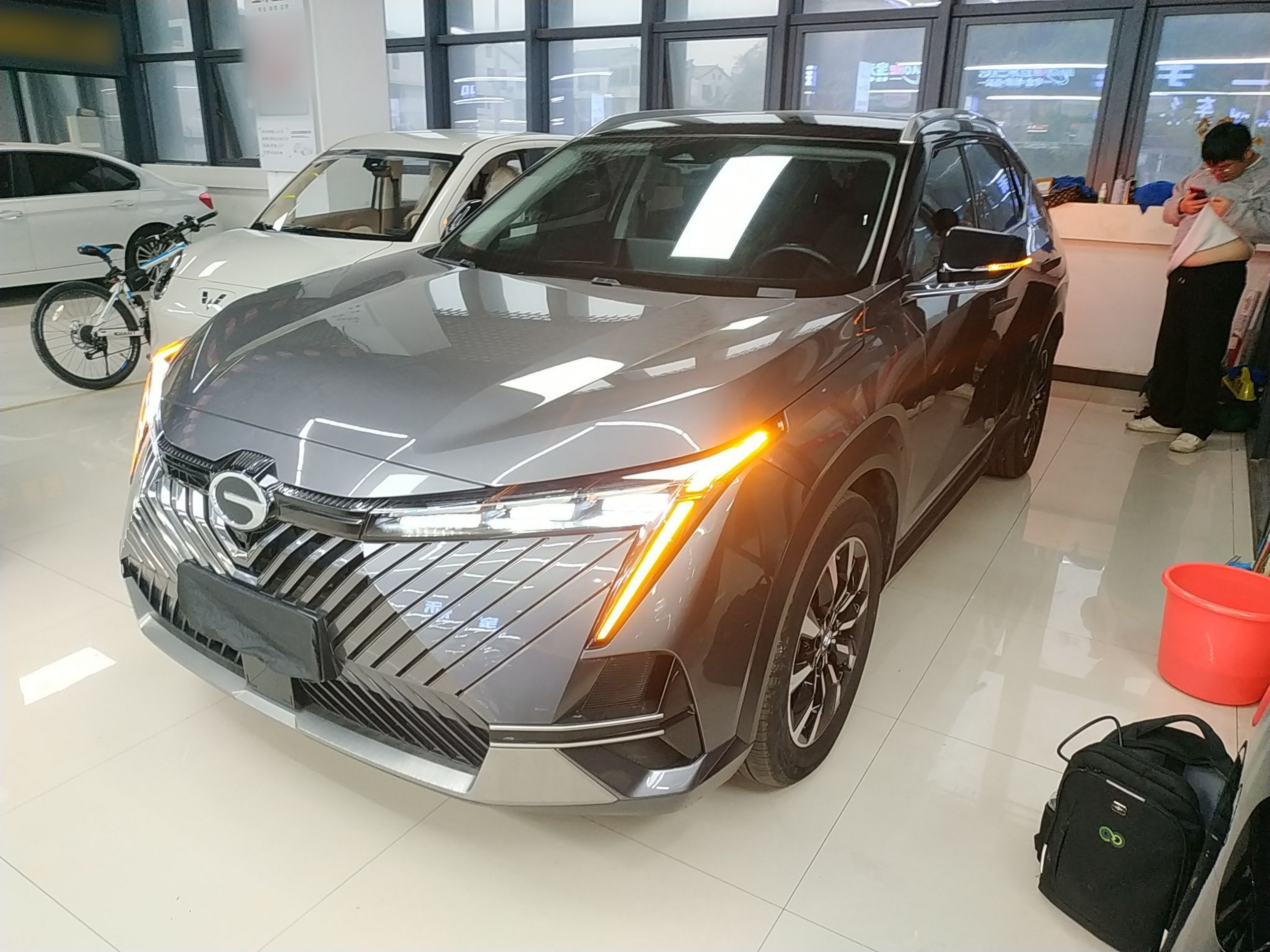 Под передней частью автомобиля