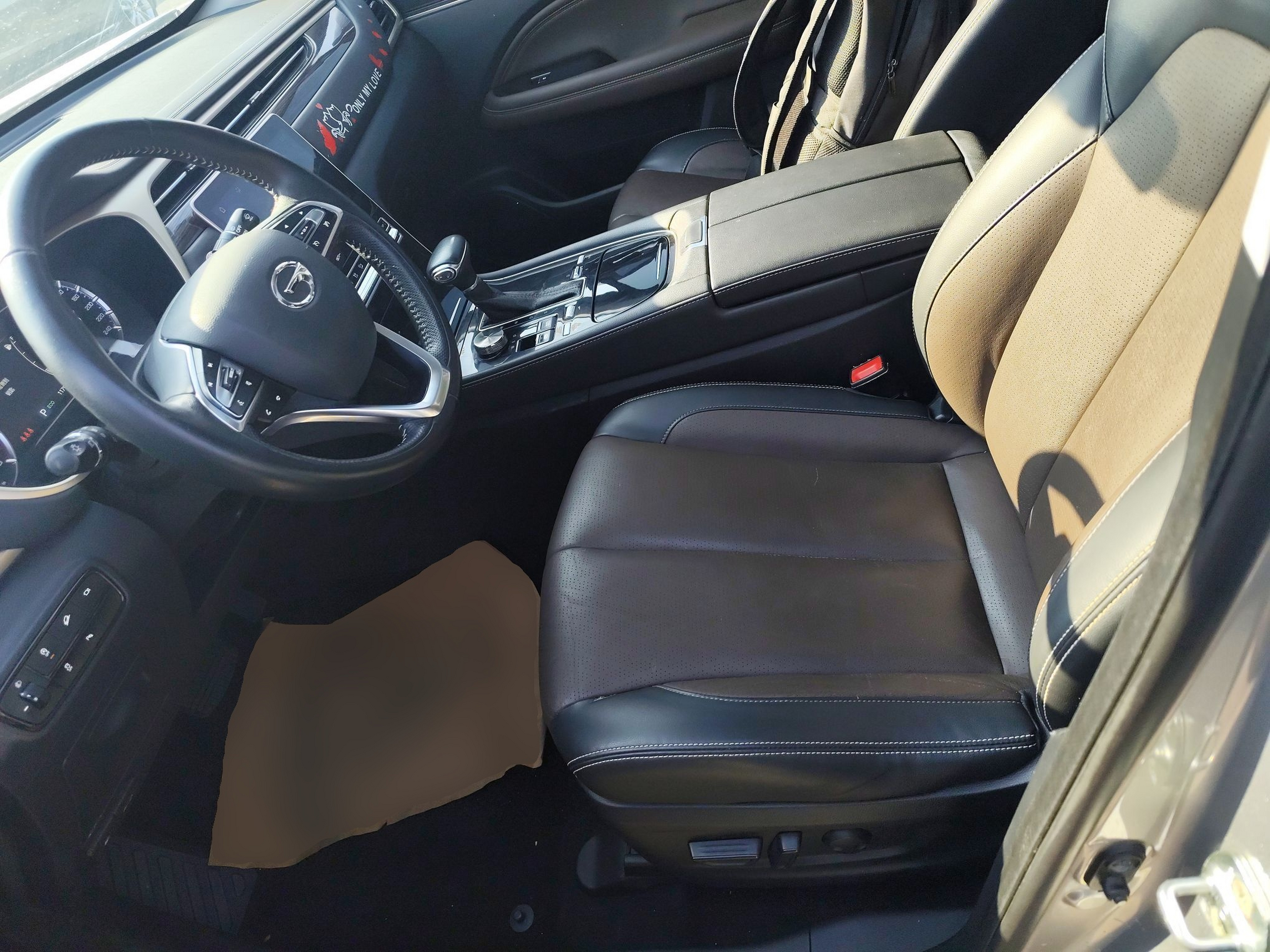 المقاعد الأمامية داخل السيارة