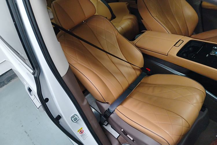 Used Denza D9 2022 DM-i 970 Four-Wheel Drive Prestige Model
