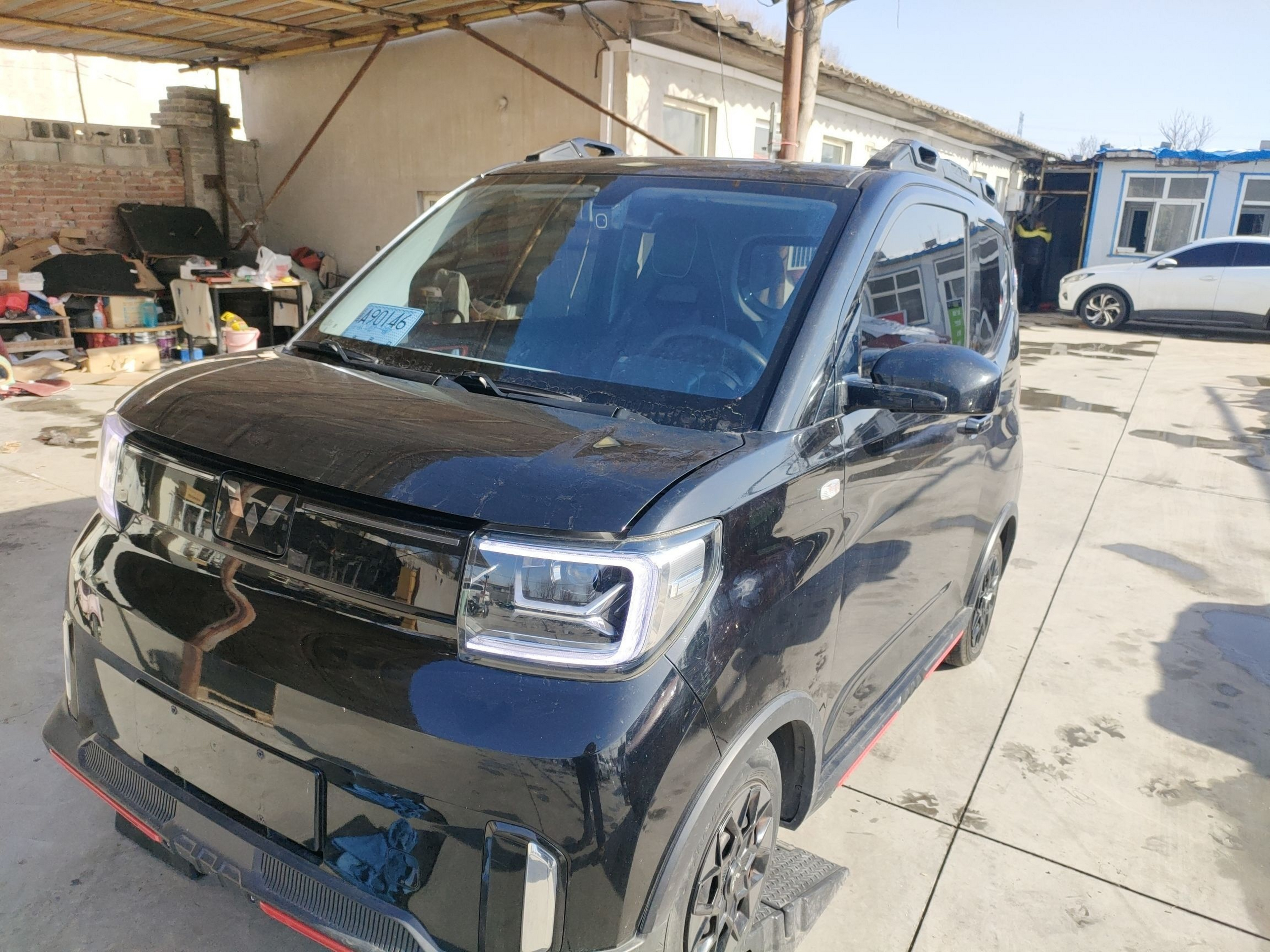 Под передней частью автомобиля