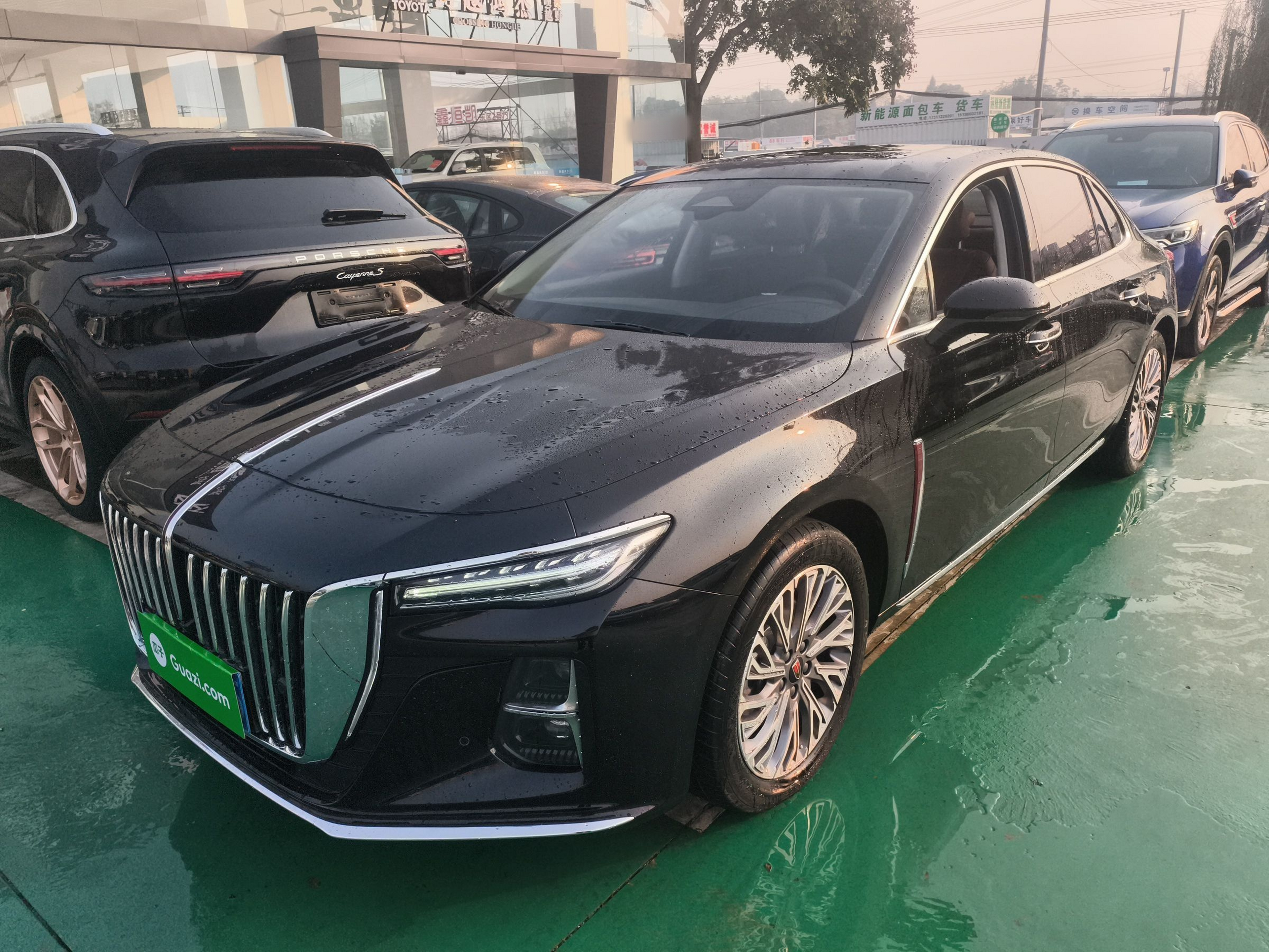 تحت مقدمة السيارة