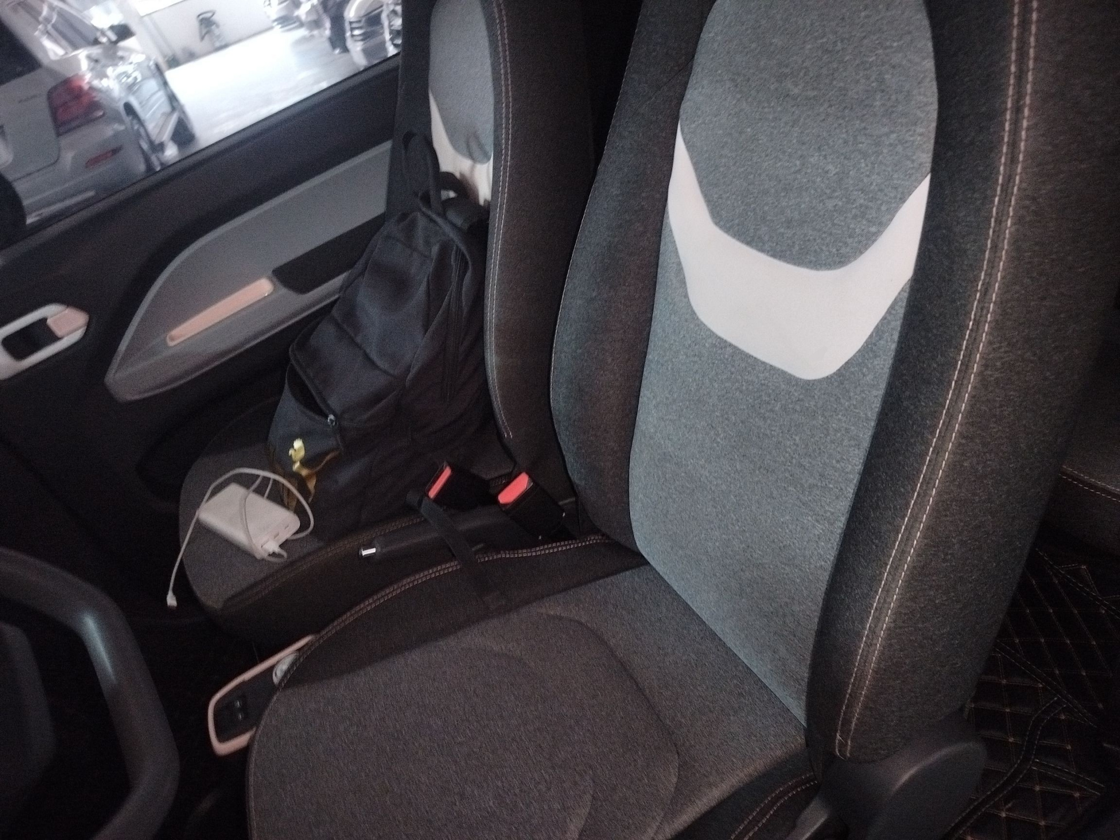 Переднее сиденье в автомобиле