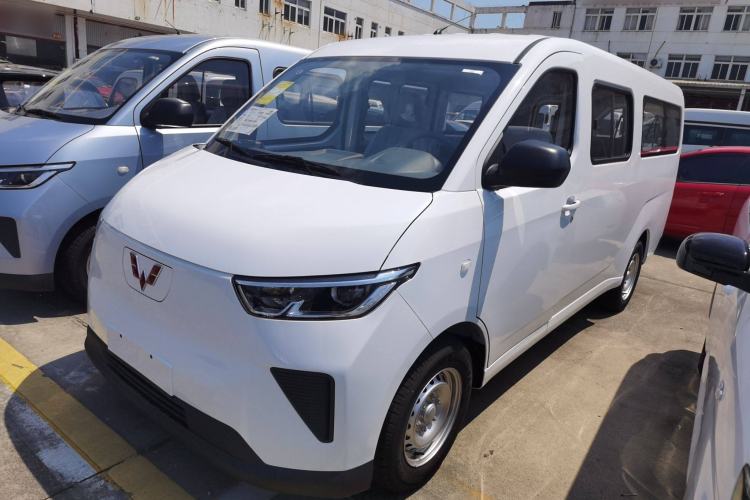 Used Wuling Yangguang 2024 300KM Comfort Version Passenger Van 75kW
