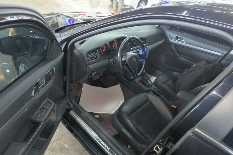 Used Volkswagen Lavida 2015 1.6L Automatic Comfort Edition
