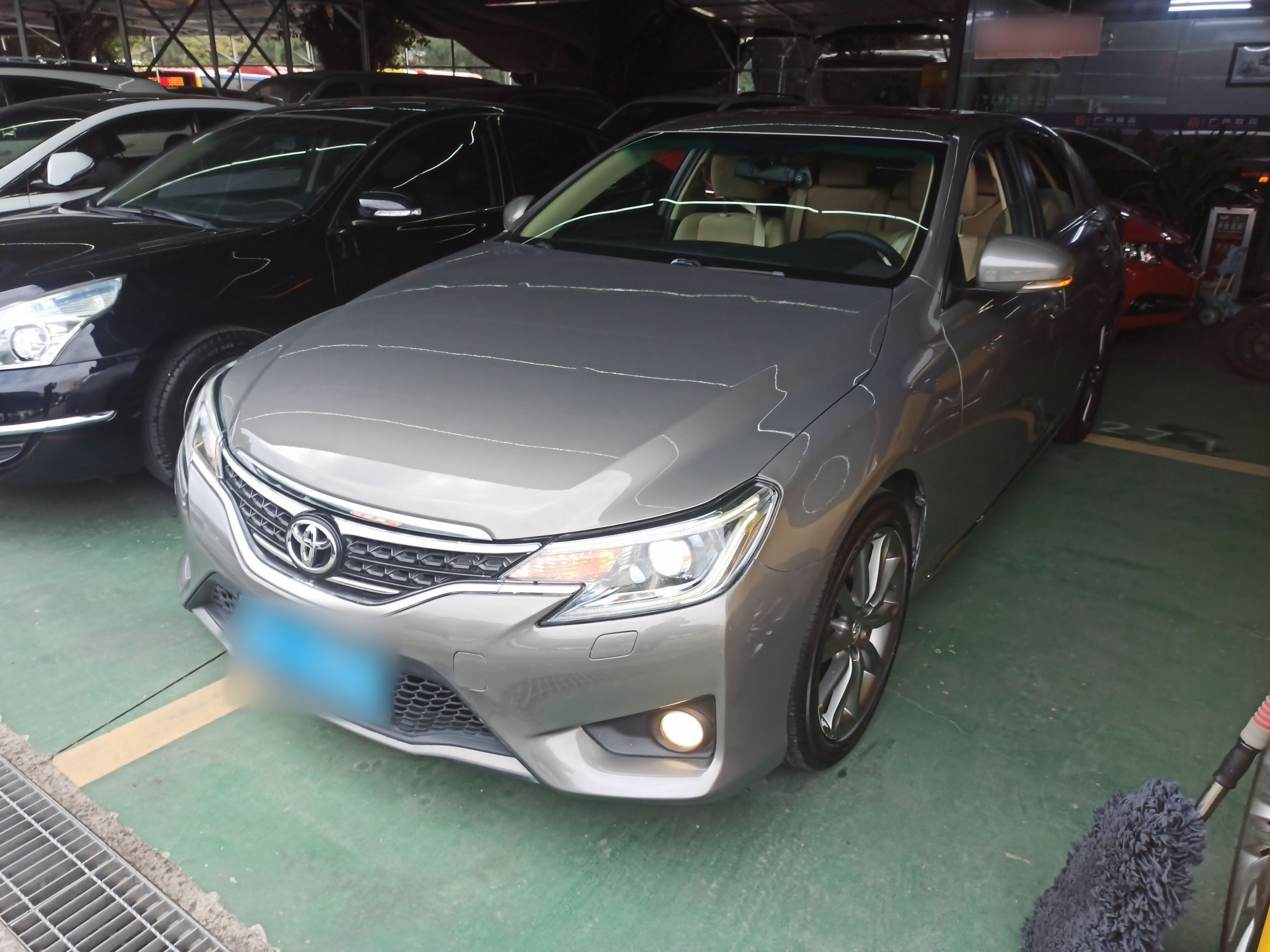 تحت مقدمة السيارة