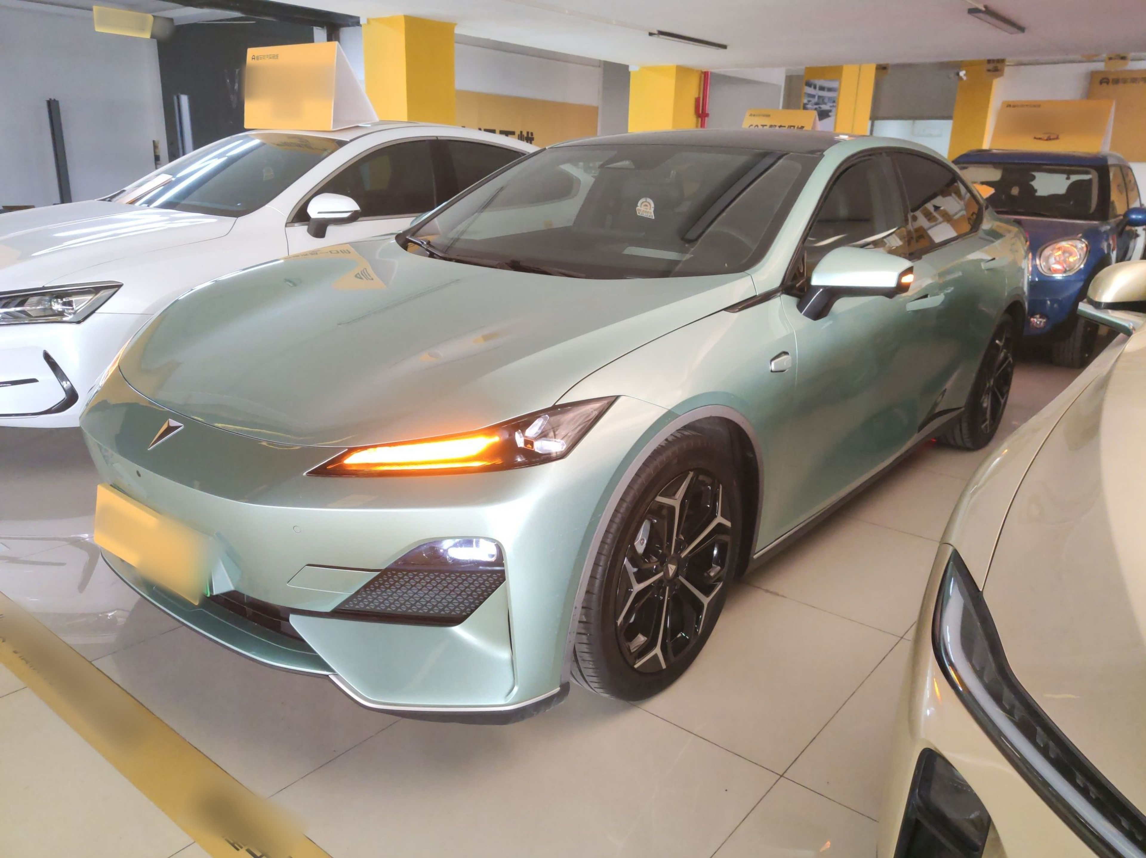 تحت مقدمة السيارة