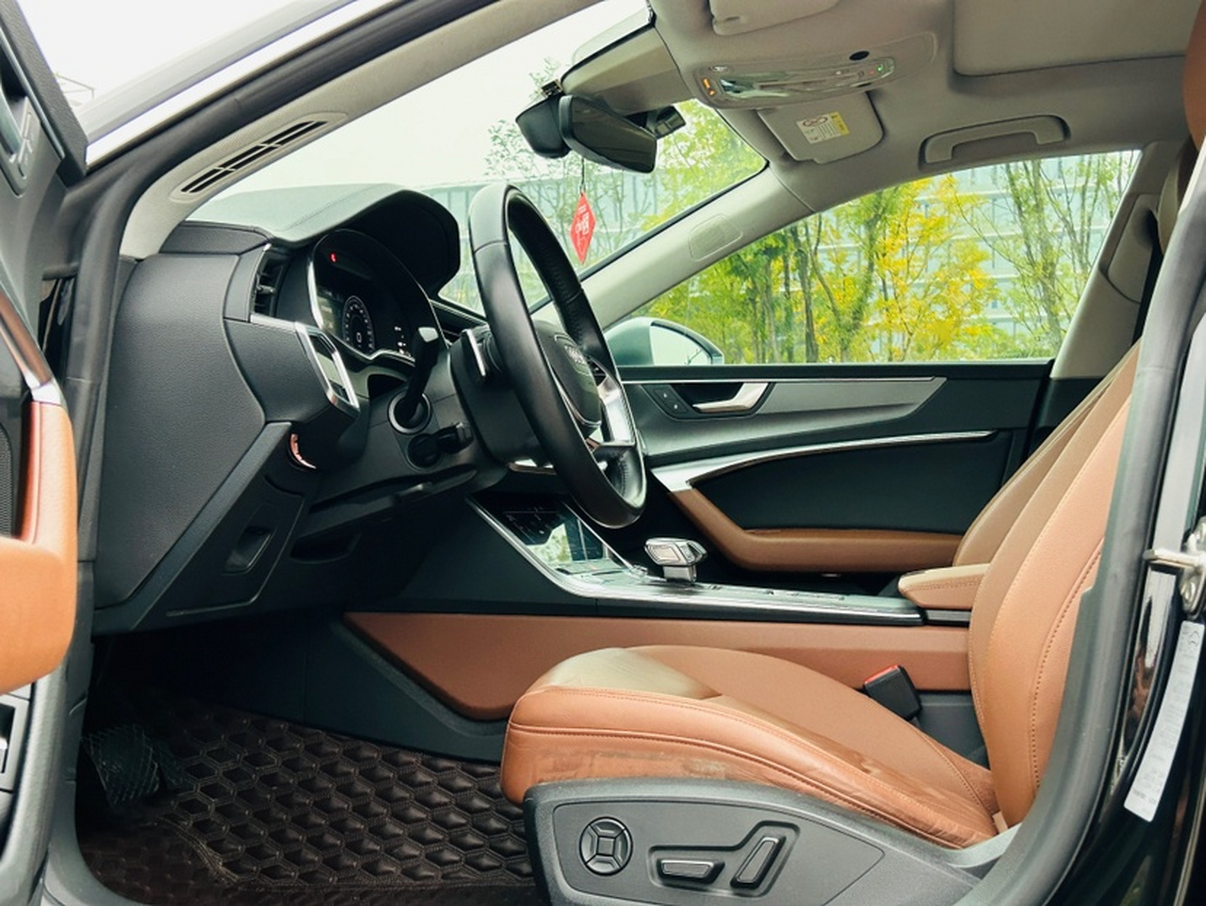 Переднее сиденье в автомобиле