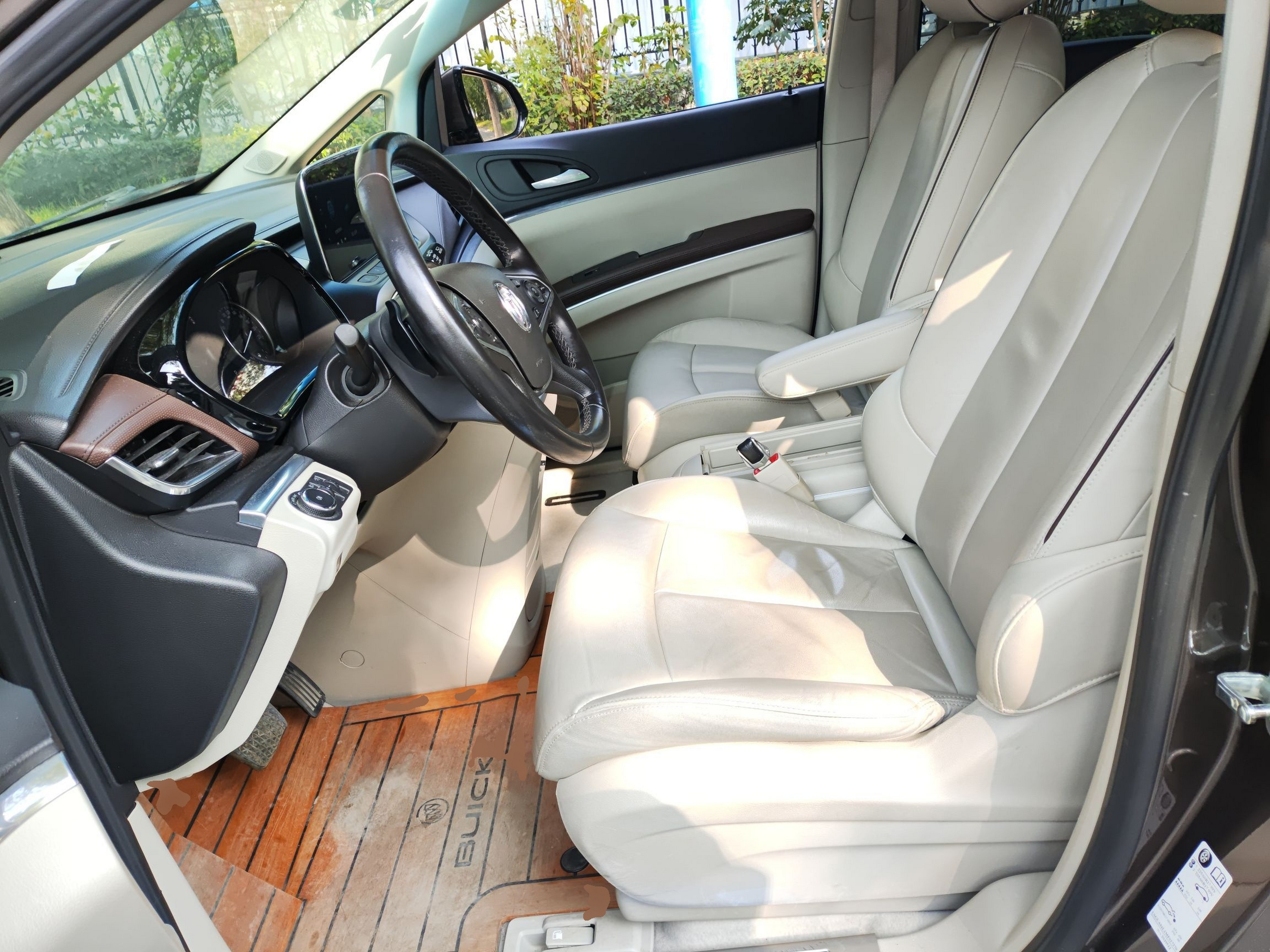 Переднее сиденье в автомобиле