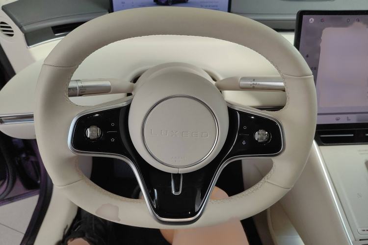 Used Hima Luxeed S7 2025 855 km Max
