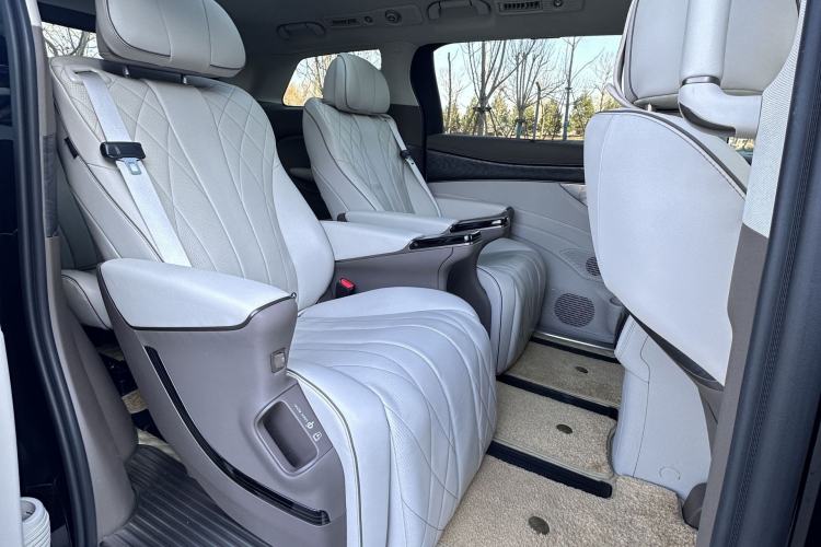 Used Denza D9 2022 DM-i 1040 Prestige Model
