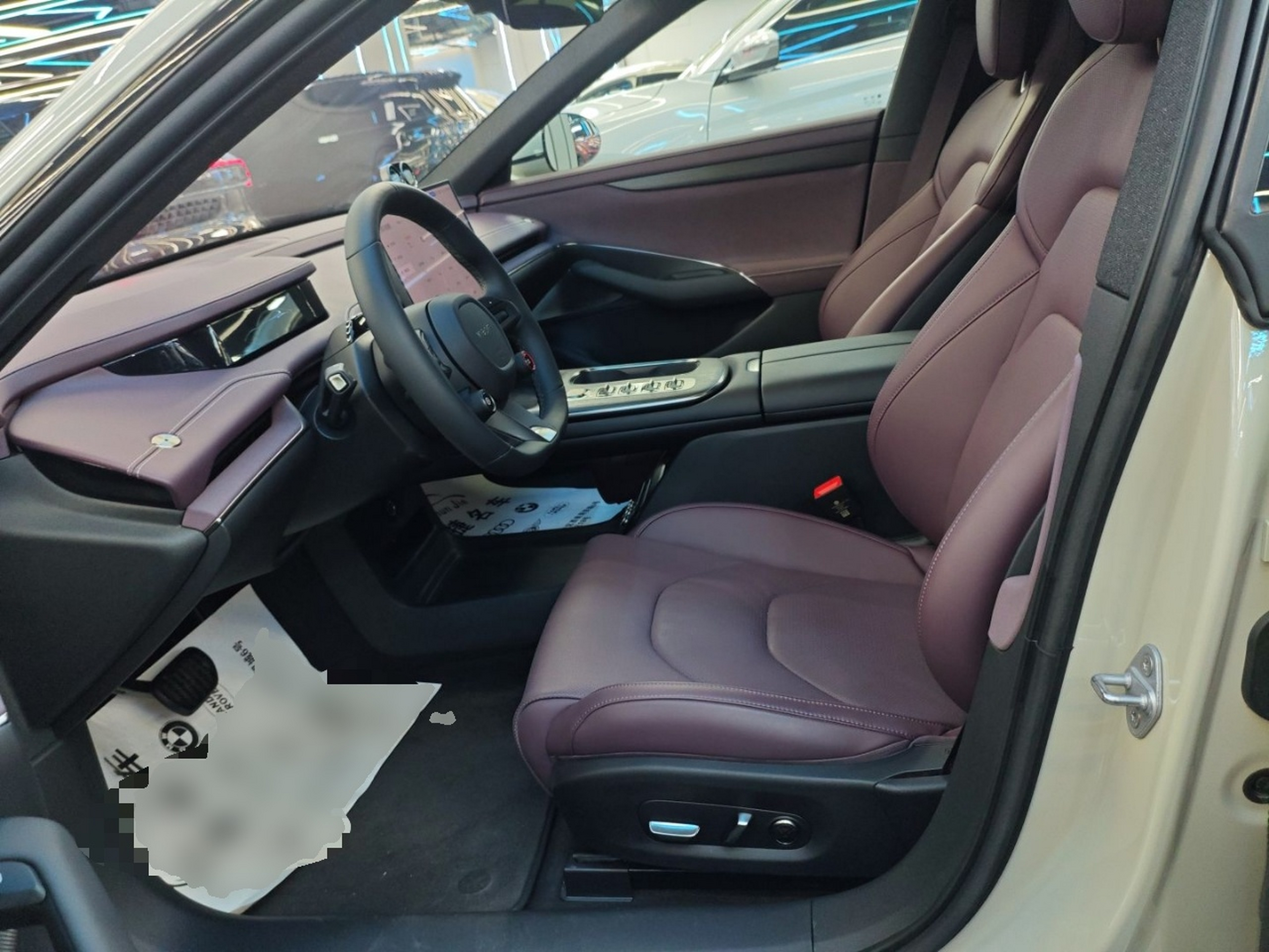 المقاعد الأمامية داخل السيارة