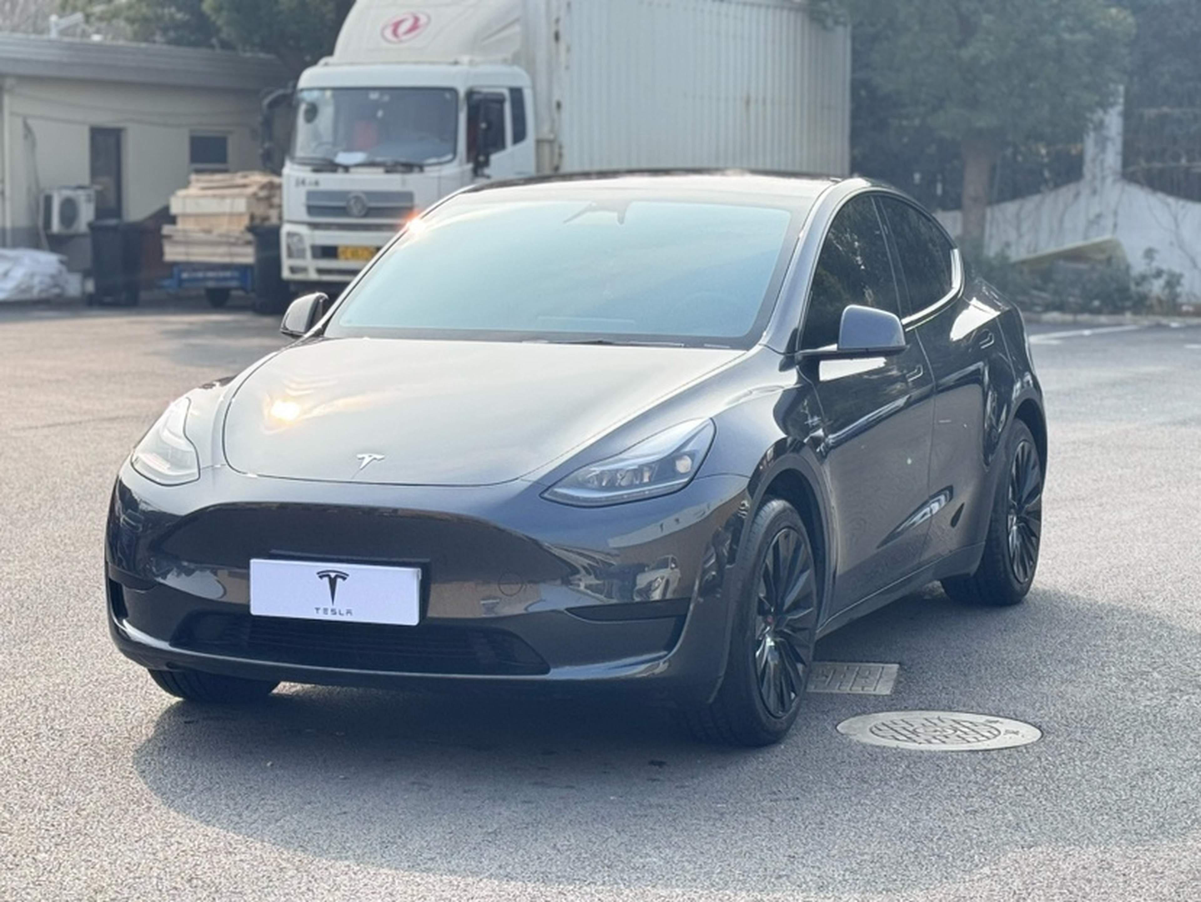 تحت مقدمة السيارة