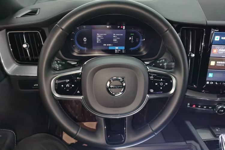 Used Volvo XC60 New Energy 2025 Plug-in Hybrid Long-Range All-Wheel Drive Zhiyuan Extreme Night Black Edition
