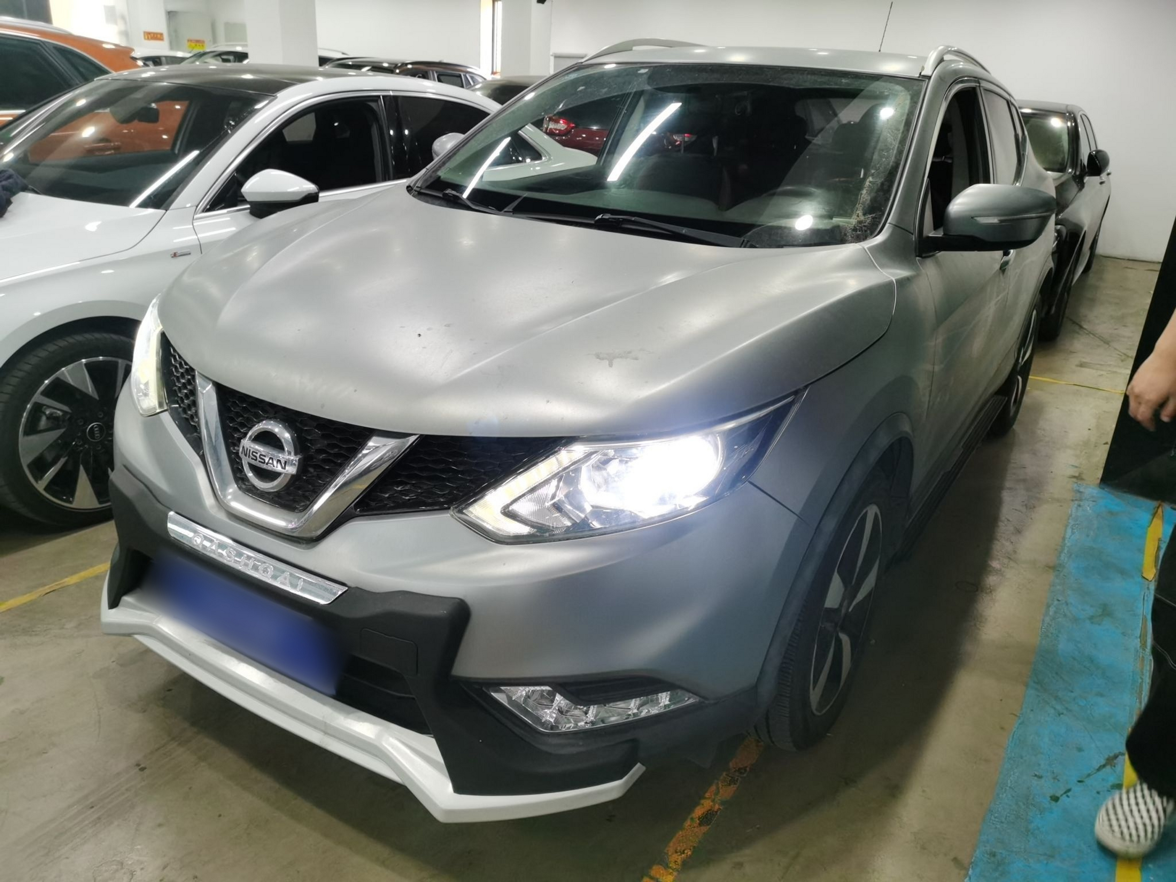 تحت مقدمة السيارة