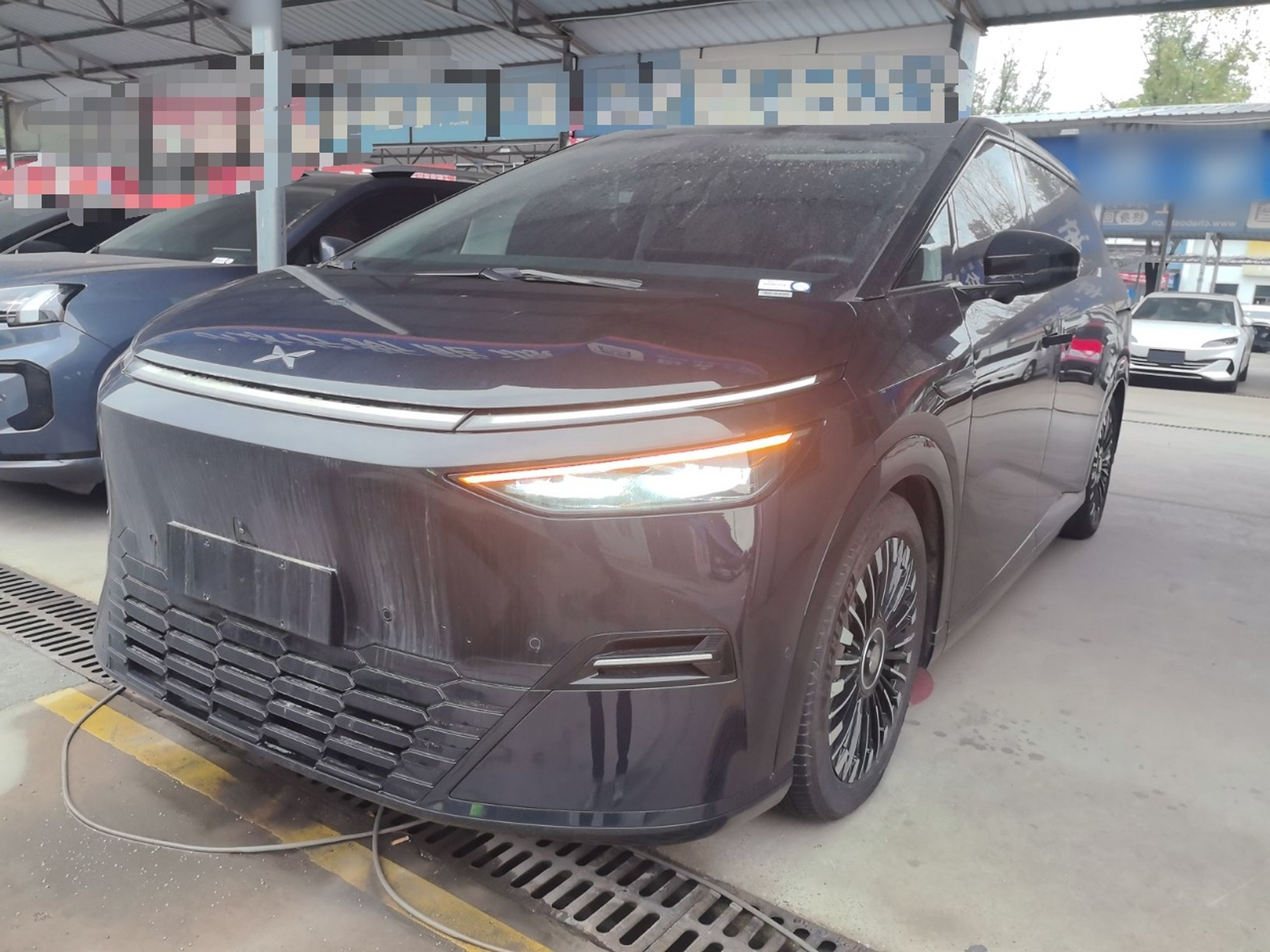 Под передней частью автомобиля