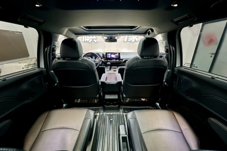 Used Toyota Granvia 2024 2.5L Hybrid Luxury Edition
