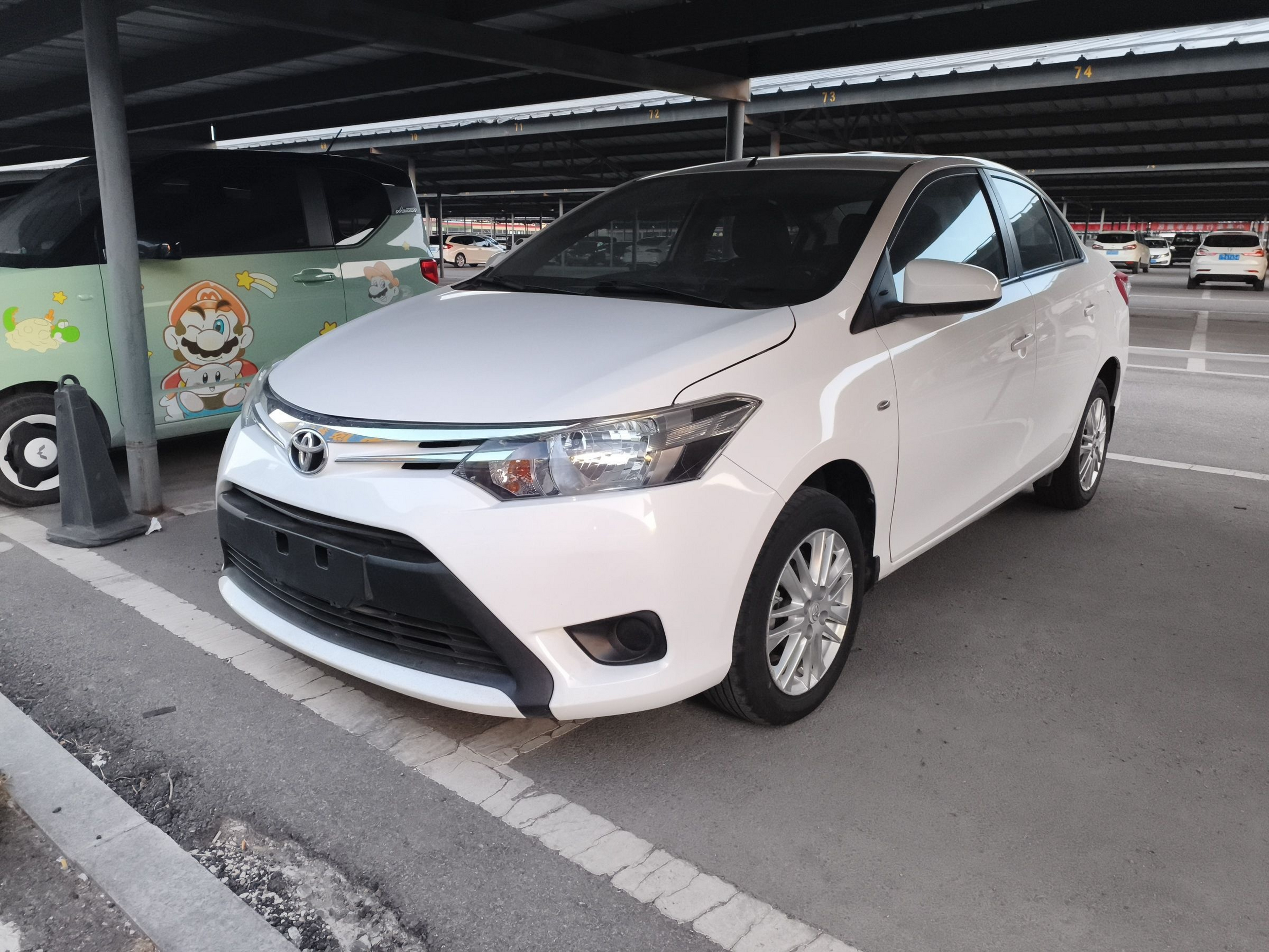 تحت مقدمة السيارة