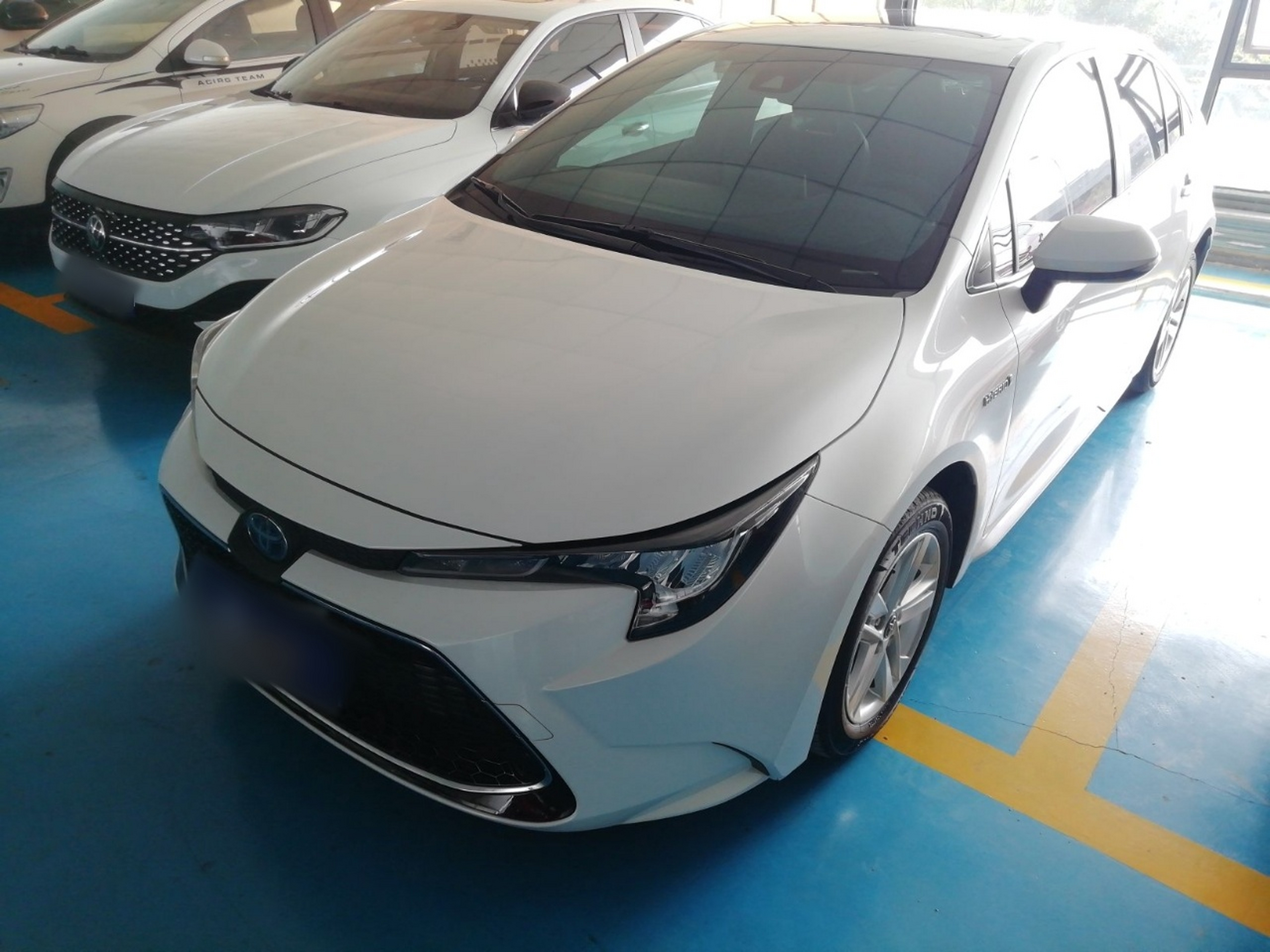 Под передней частью автомобиля